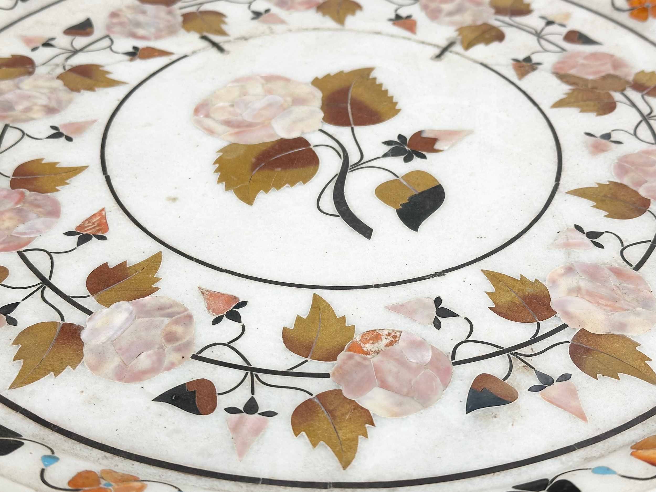 A Late 19th/Early 20th Century Indian inlaid marble centre piece. 41cm - Image 2 of 7