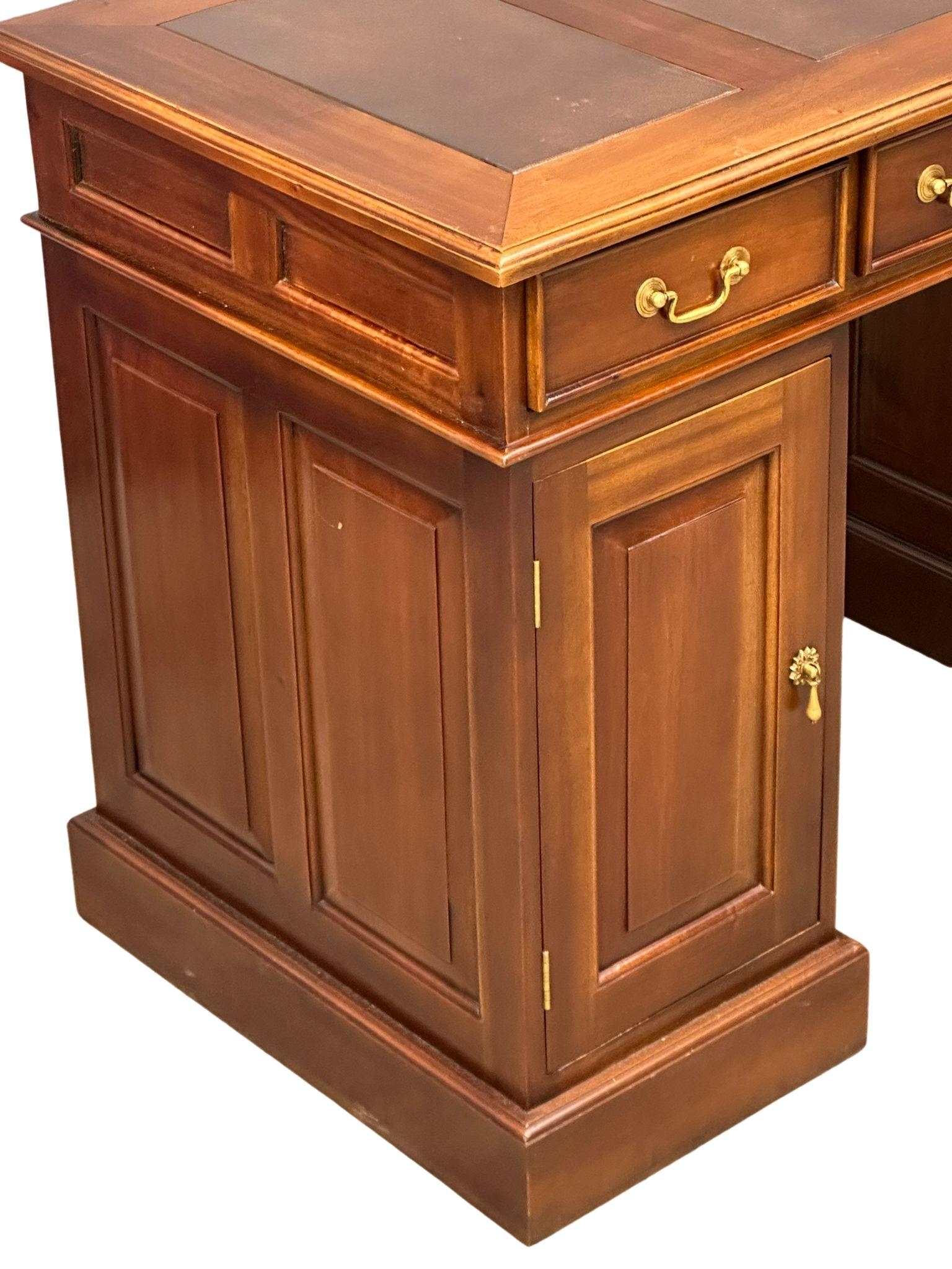 A Georgian style mahogany pedestal desk with leather top. 121x60x80cm - Bild 4 aus 5