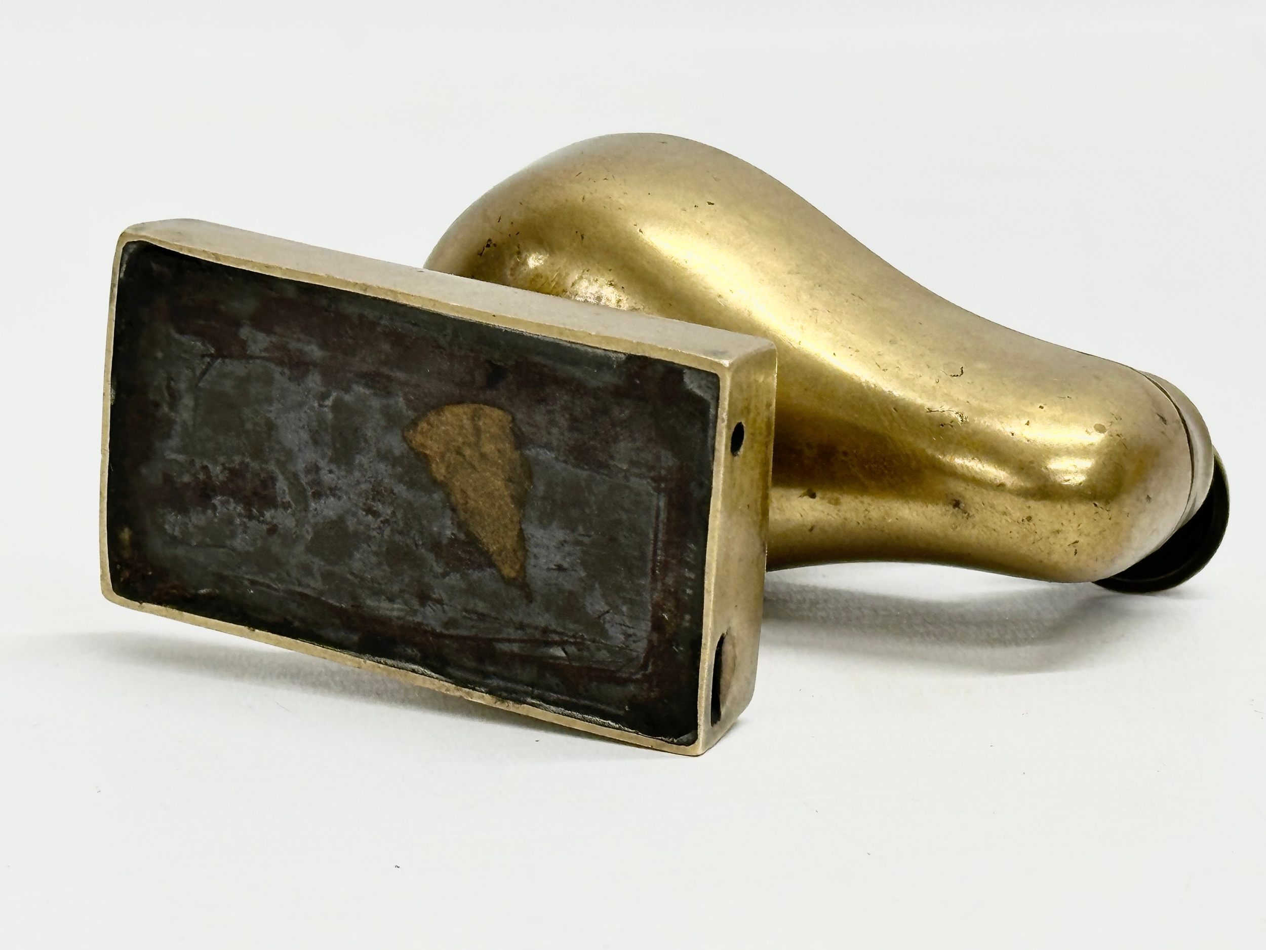 A Late 19th/Early 20th Century ‘Roman Lamp’ table lighter. 9.5x10cm - Image 4 of 4