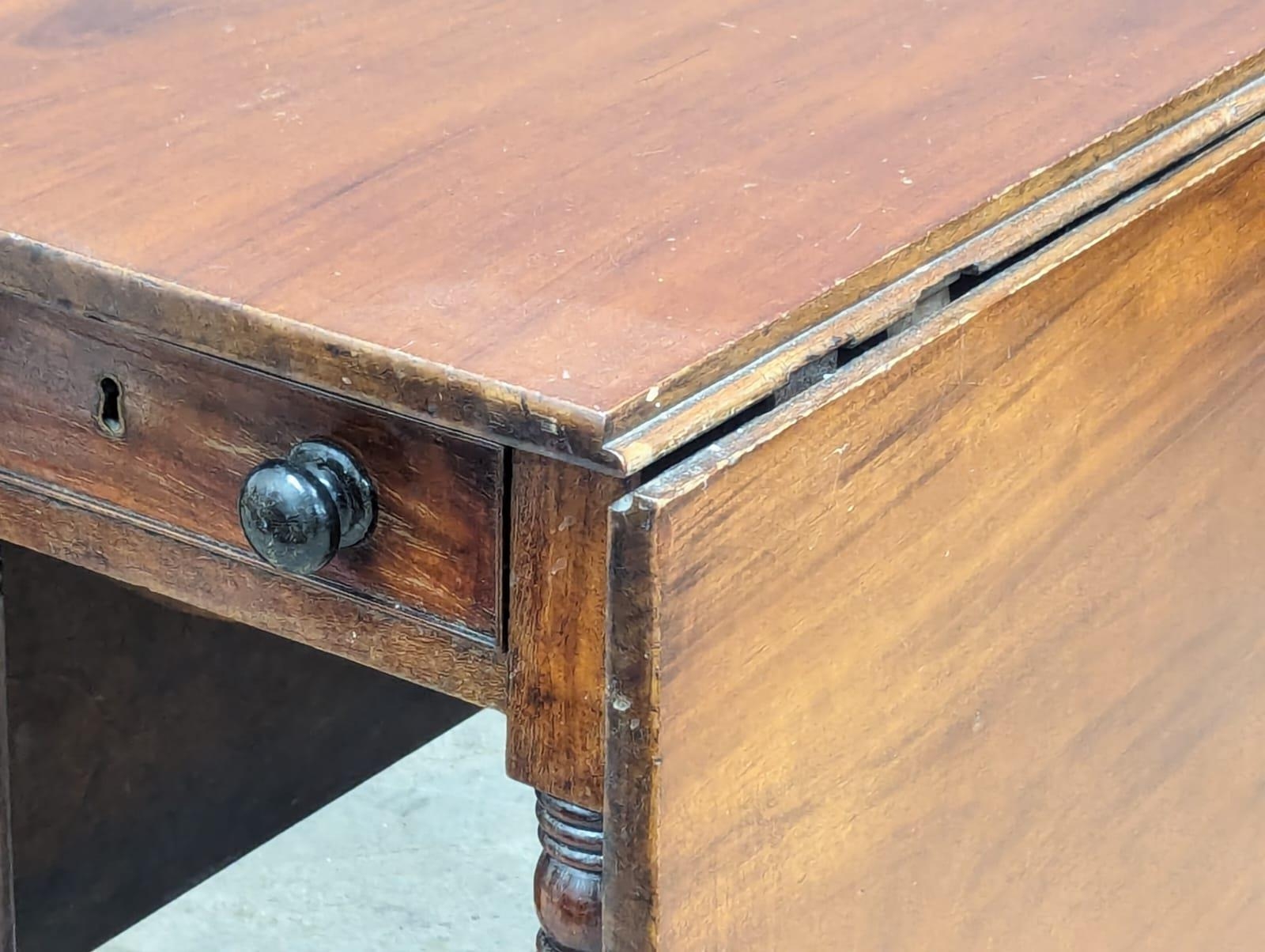 A George IV mahogany Pembroke table with drawer, Extended 87.5cm x 135cm x 73.5cm - Bild 6 aus 7