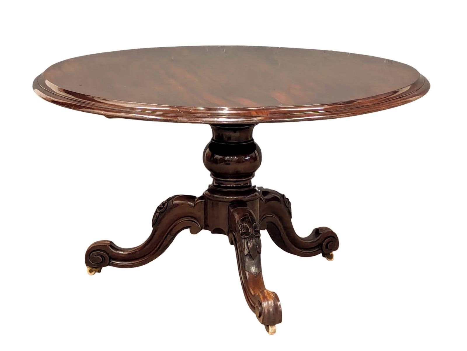 A Victorian mahogany pedestal tilt top breakfast table / dining table on Cabriole legs. 131x77cm