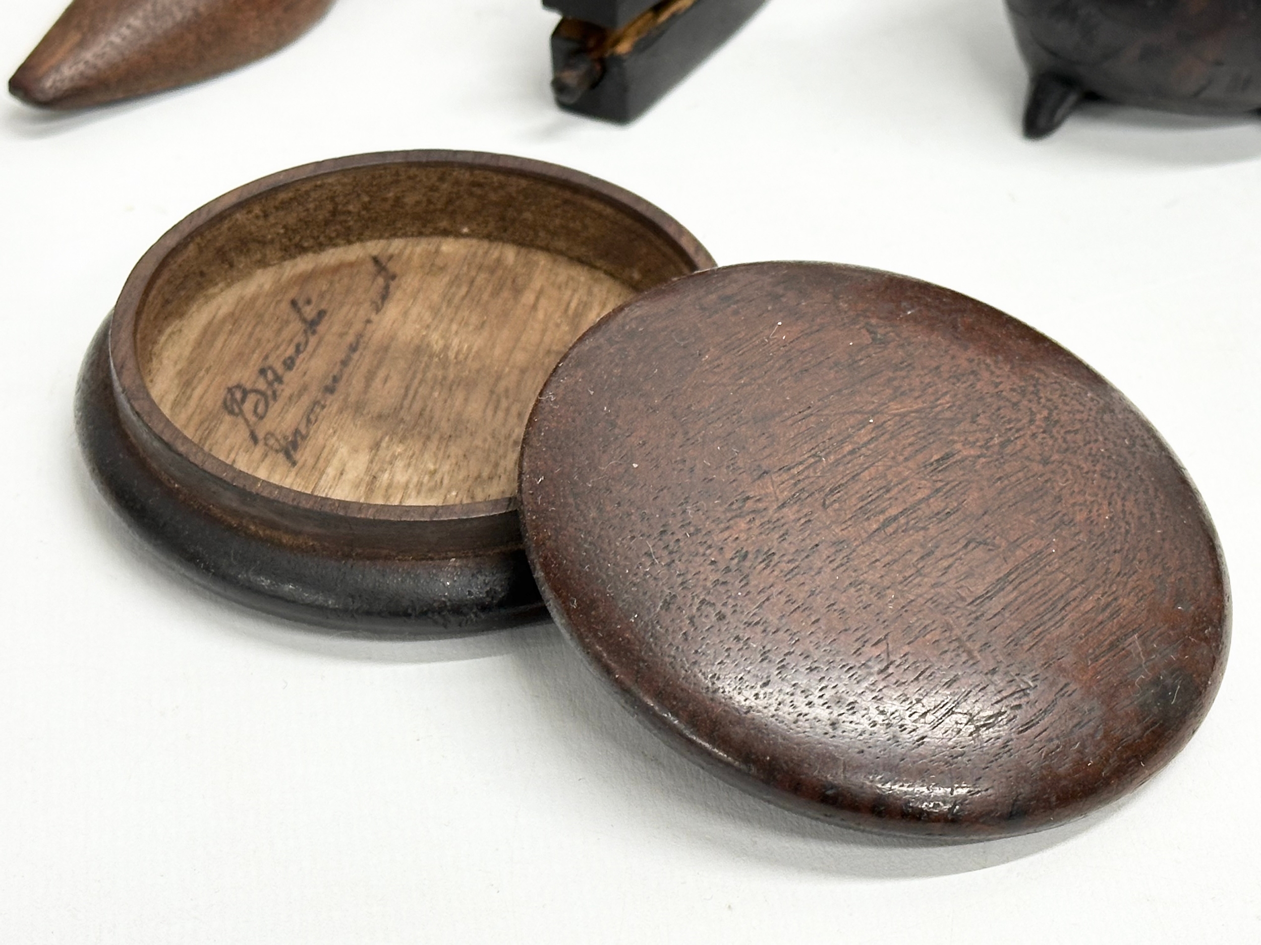 19th and 20th Century Collectables. 19th Century shoe snuff boxes. Treen Ware. 19th Century ebony - Image 3 of 10