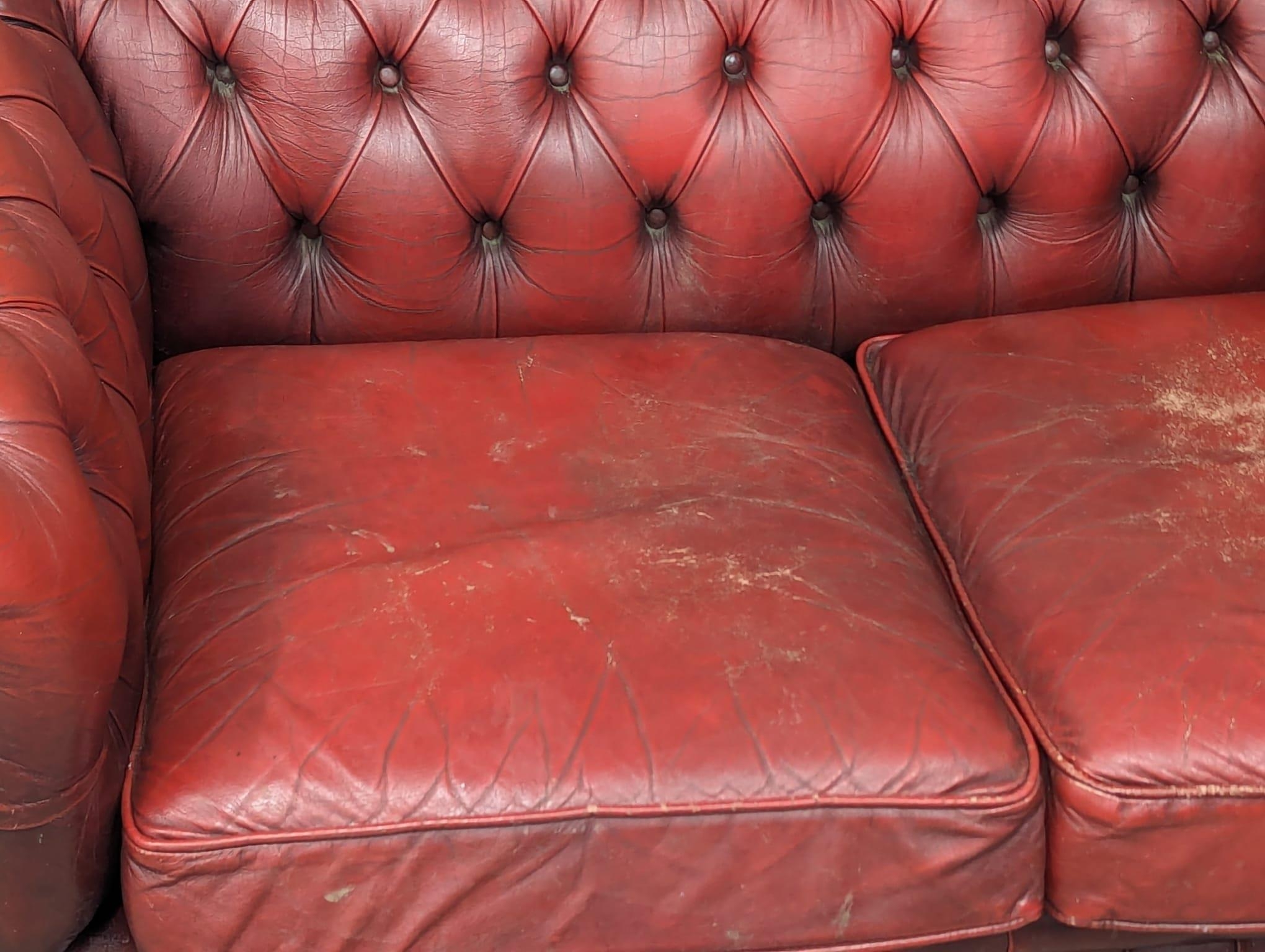 A 2 seater Chesterfield style button back sofa, 169cm - Image 3 of 6