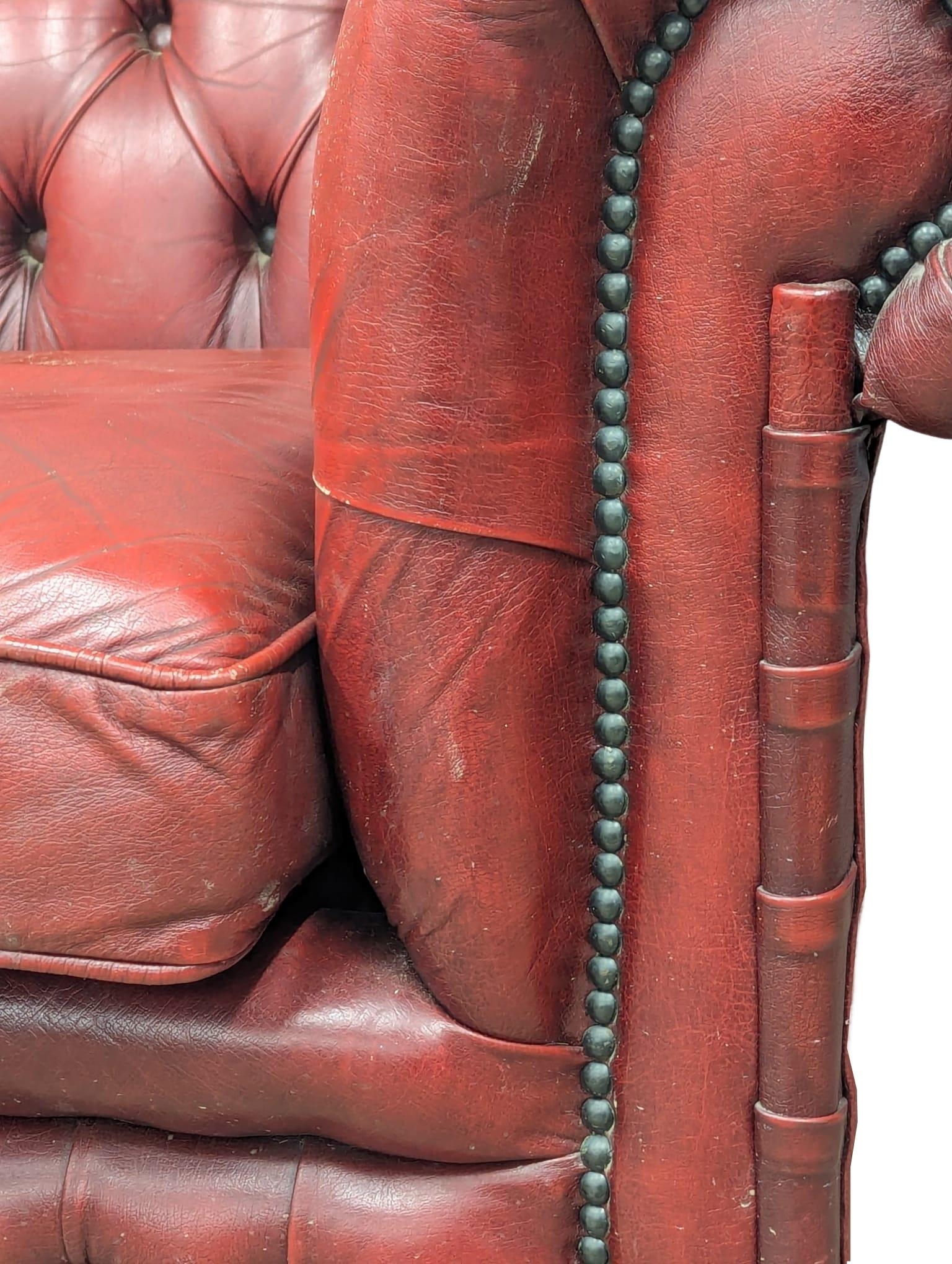 A 2 seater Chesterfield style button back sofa, 169cm - Image 5 of 6