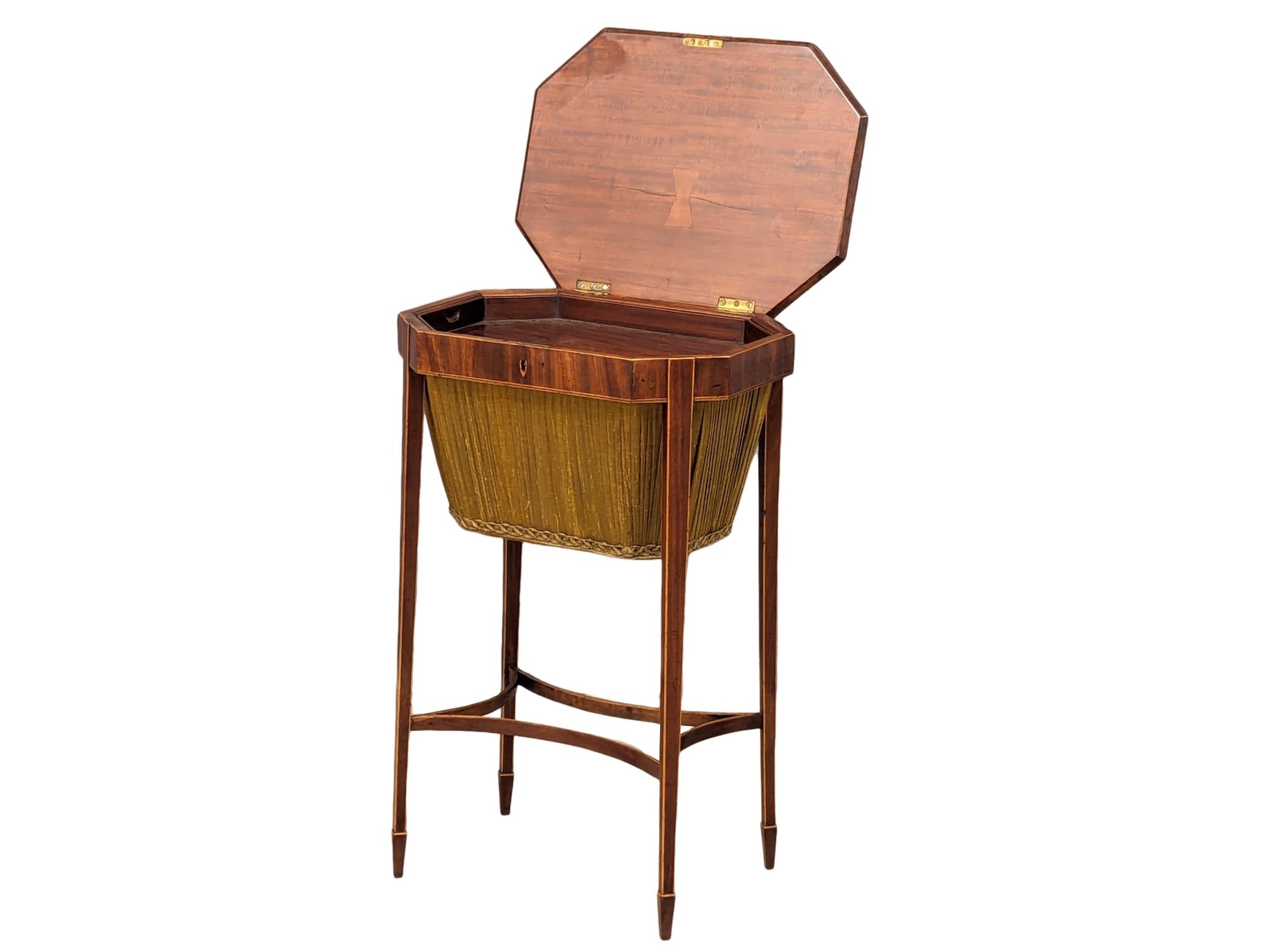 A Early 20th Century Sheraton Revival inlaid mahogany work table with removable tray. Circa 1900. - Bild 7 aus 8