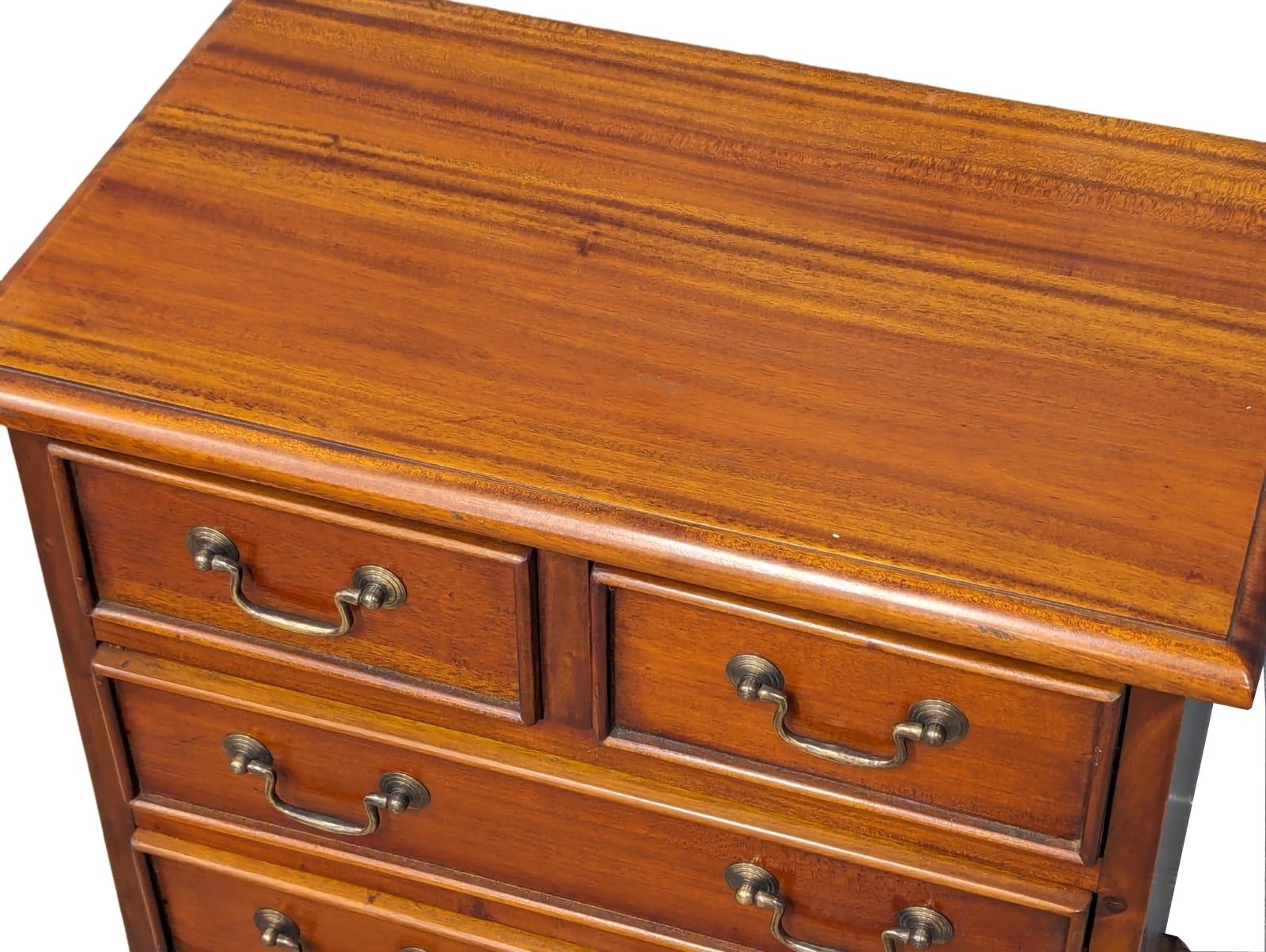 A small Georgian style mahogany chest of drawers. 55.5x33x67.5cm - Image 3 of 4