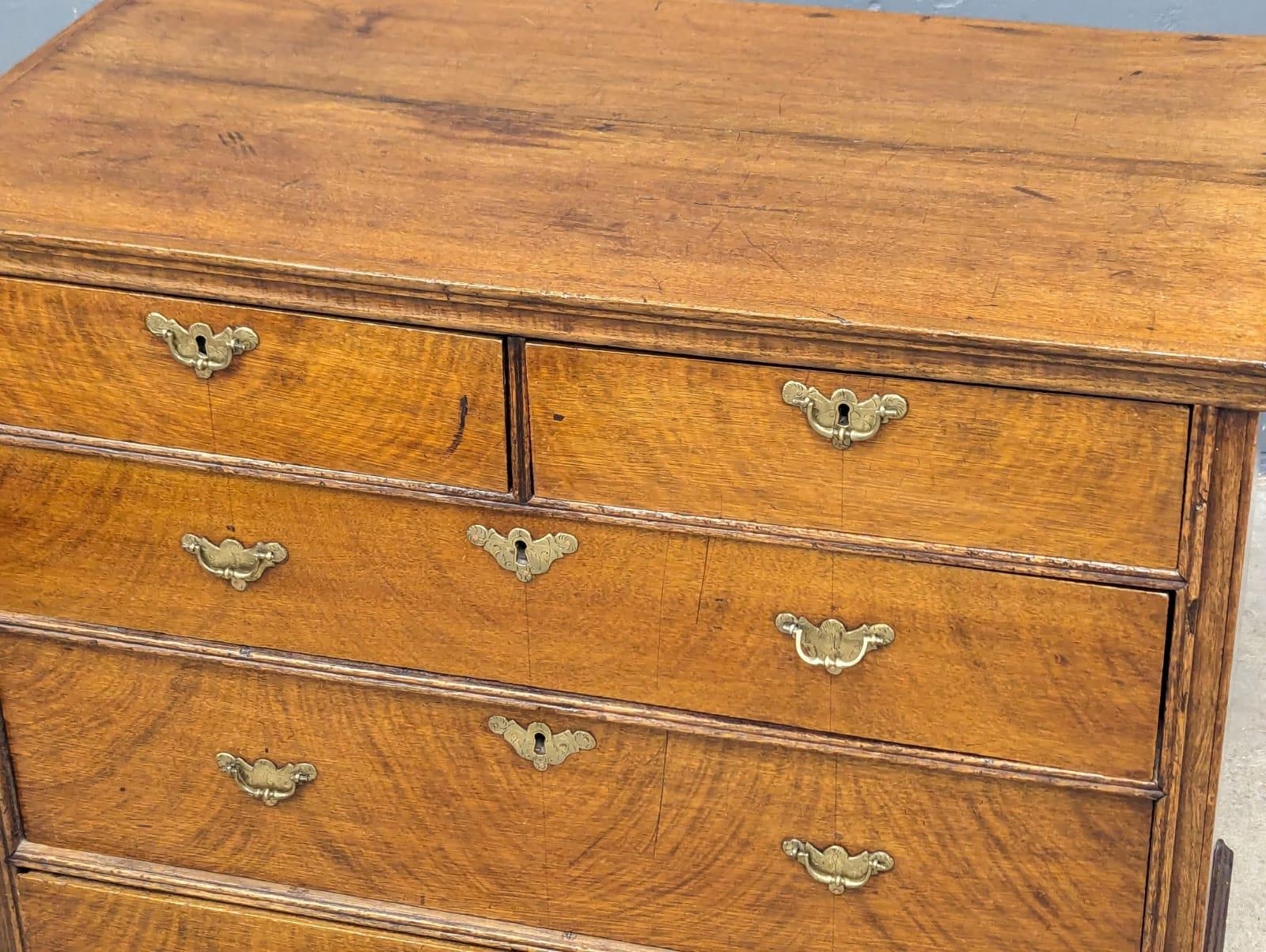 A George II oak chest of drawers with original handles and bracket feet, 94.5cm x 54.5cm x 94.5cm - Image 4 of 8
