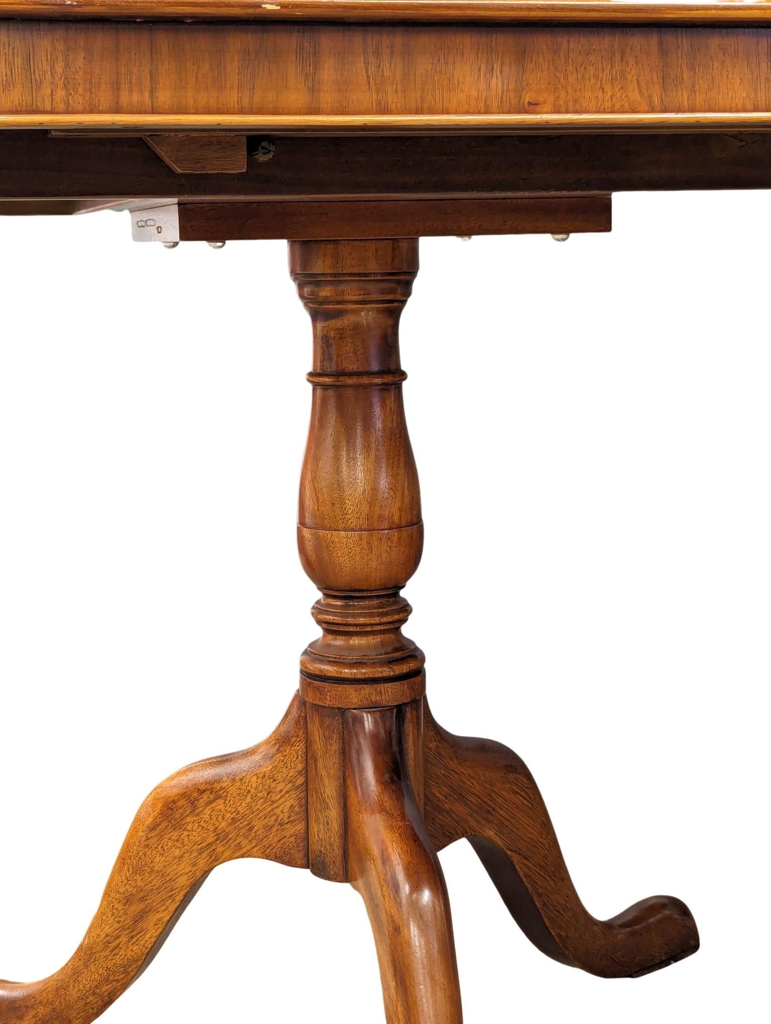 A Georgian style walnut extending dining table with 8 chairs. Table measures 176x100x75cm - Image 6 of 10