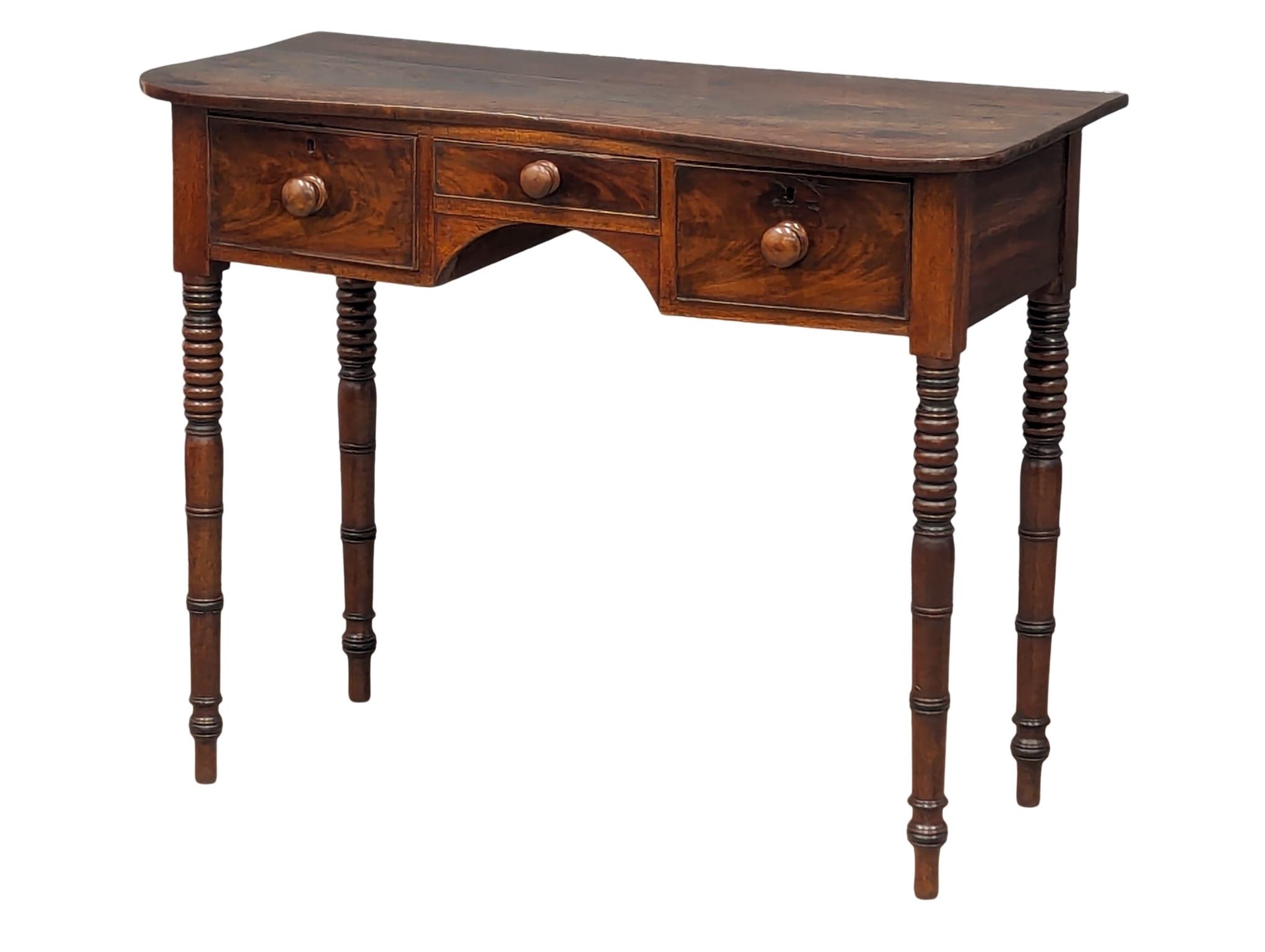 A George IV mahogany side table with 3 drawers and reeded legs. Circa 1820. 102x45x83cm