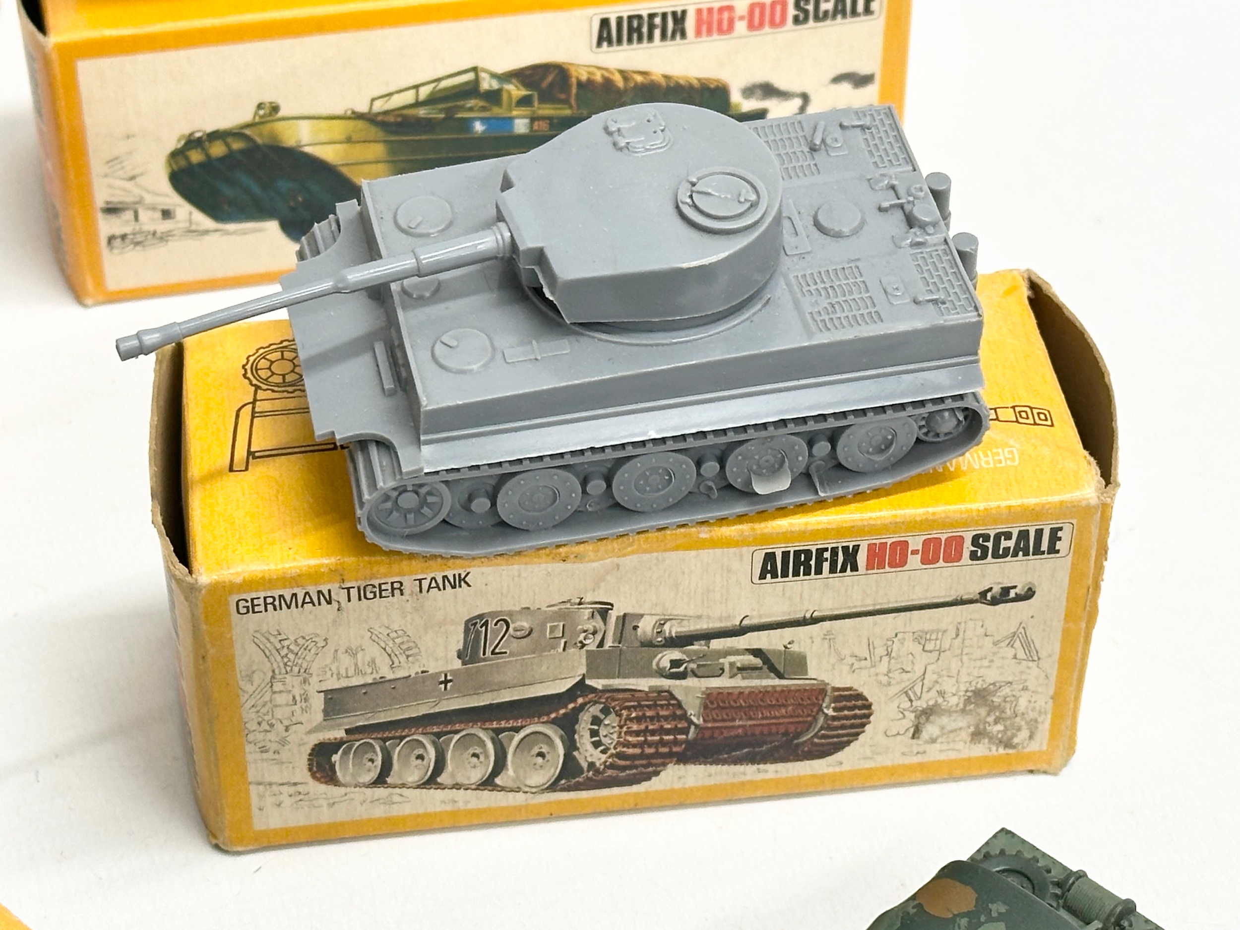A collection of vintage Airfix HO-OO scale vehicles with boxes and soldiers. - Image 9 of 12