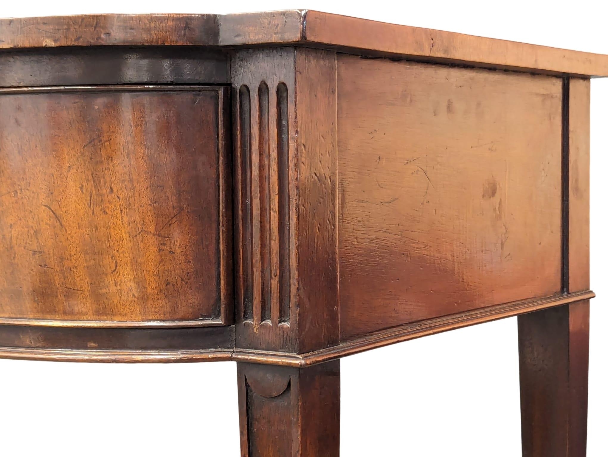 An early 20th Century inlaid mahogany console table in Hepplewhite style, 130cm x 52cm x 84cm - Bild 4 aus 6