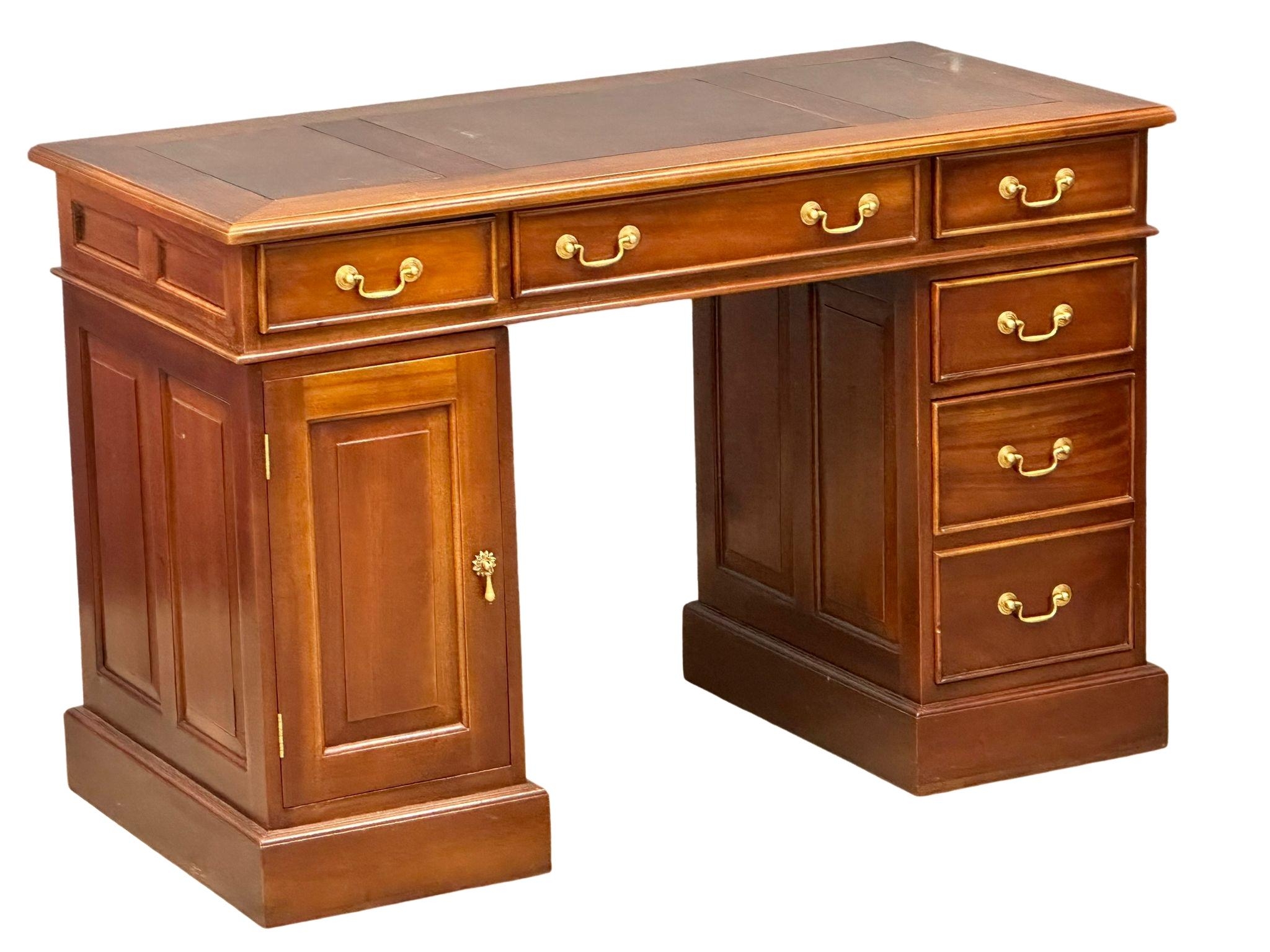 A Georgian style mahogany pedestal desk with leather top. 121x60x80cm