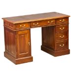 A Georgian style mahogany pedestal desk with leather top. 121x60x80cm