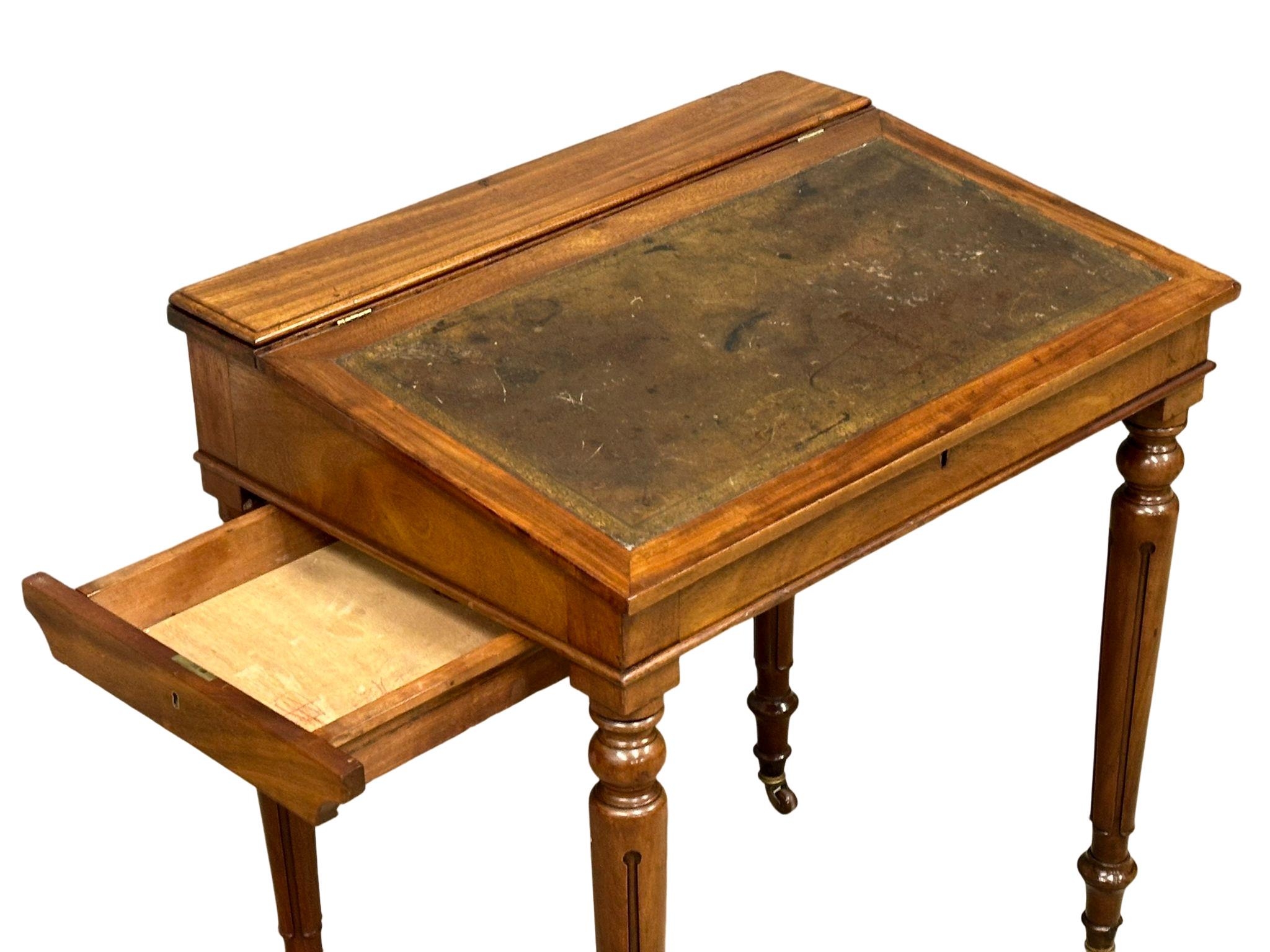 A Victorian mahogany writing desk with leather top hidden drawer. 70x49x78cm - Bild 4 aus 6