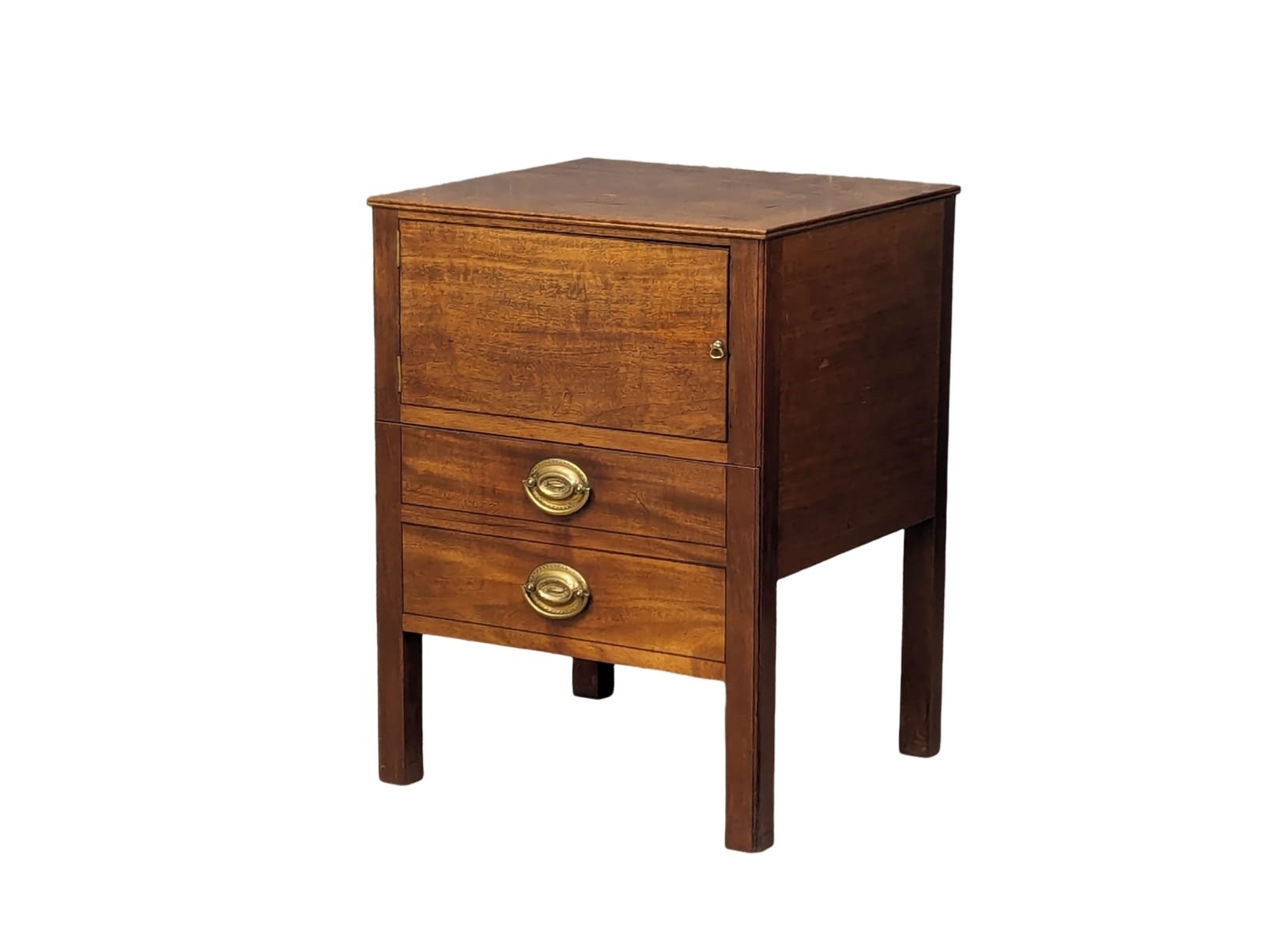 A George III mahogany pot cupboard/bedside cabinet. 48.5x45x65cm