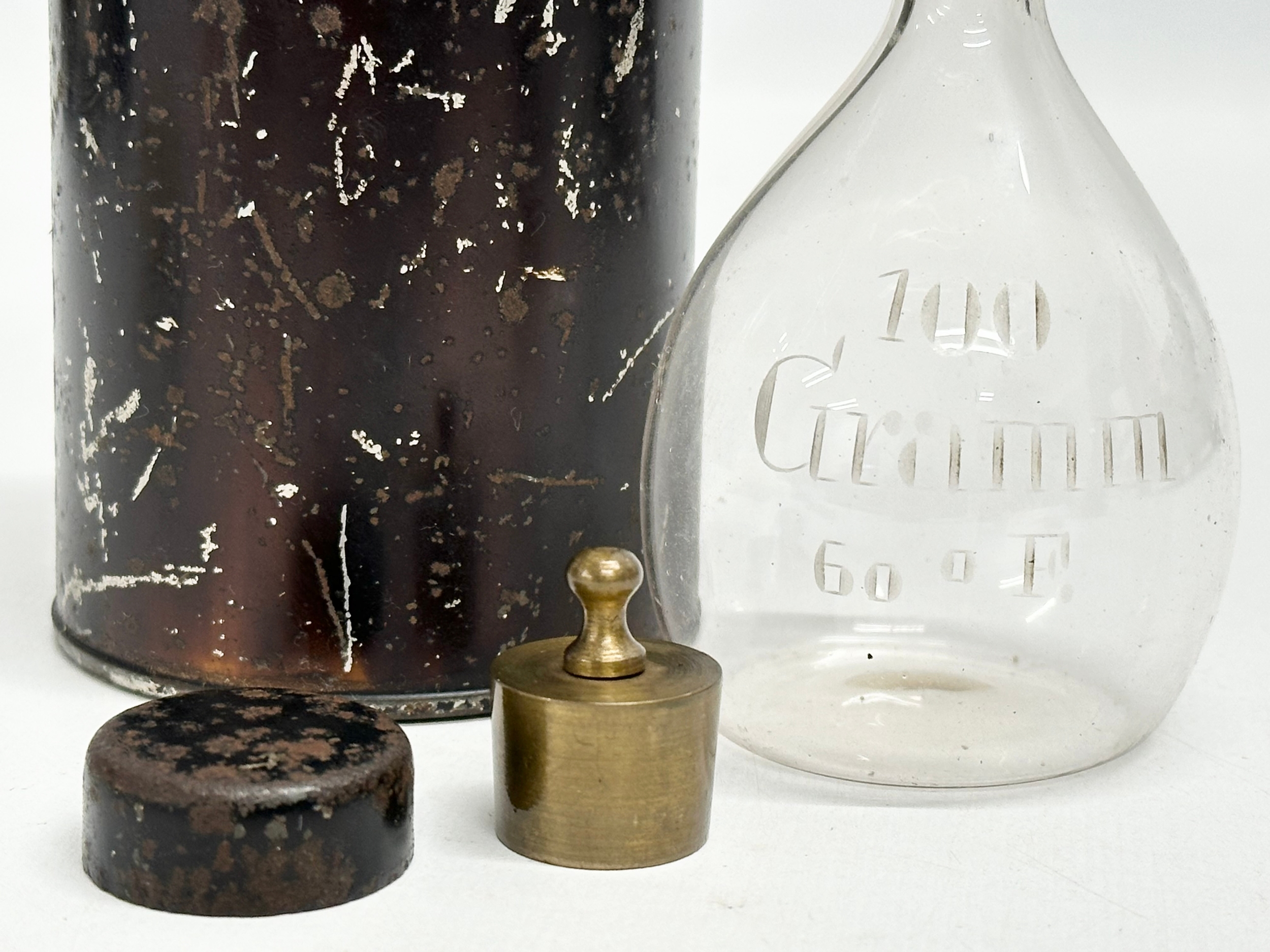 An Early/Mid 19th Century apothecary glass bottle with original tin and weight in lid. 15cm - Image 2 of 6