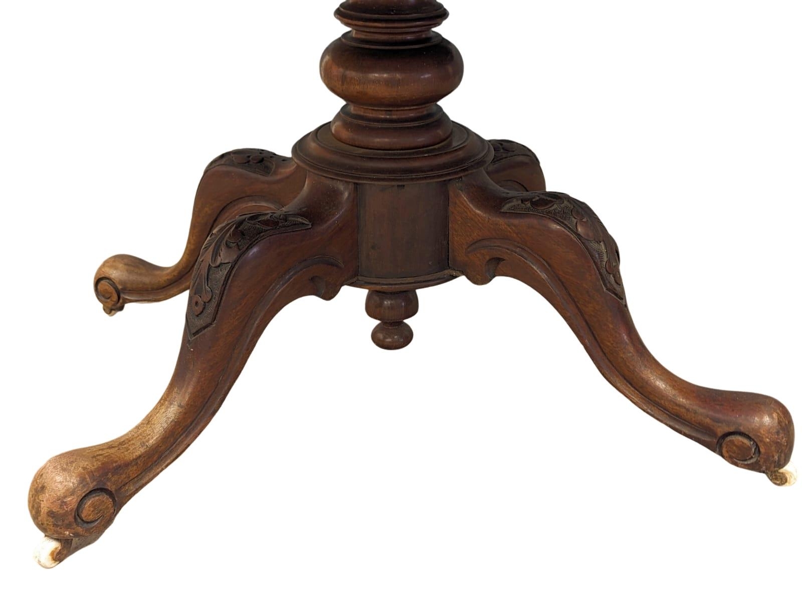 A mid 19th Century mahogany breakfast table on cabriole legs, 133cm x 103cm x 69cm - Image 3 of 7