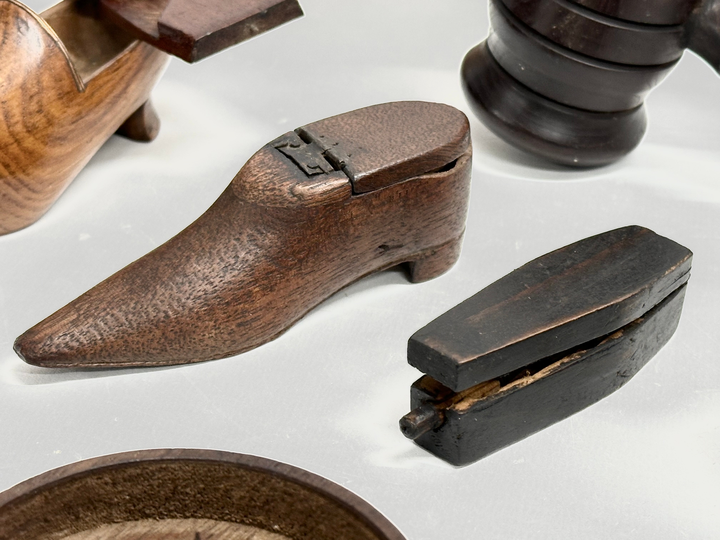 19th and 20th Century Collectables. 19th Century shoe snuff boxes. Treen Ware. 19th Century ebony - Image 5 of 10