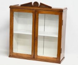 A Late 19th Century tabletop display cabinet. 69x26x73cm