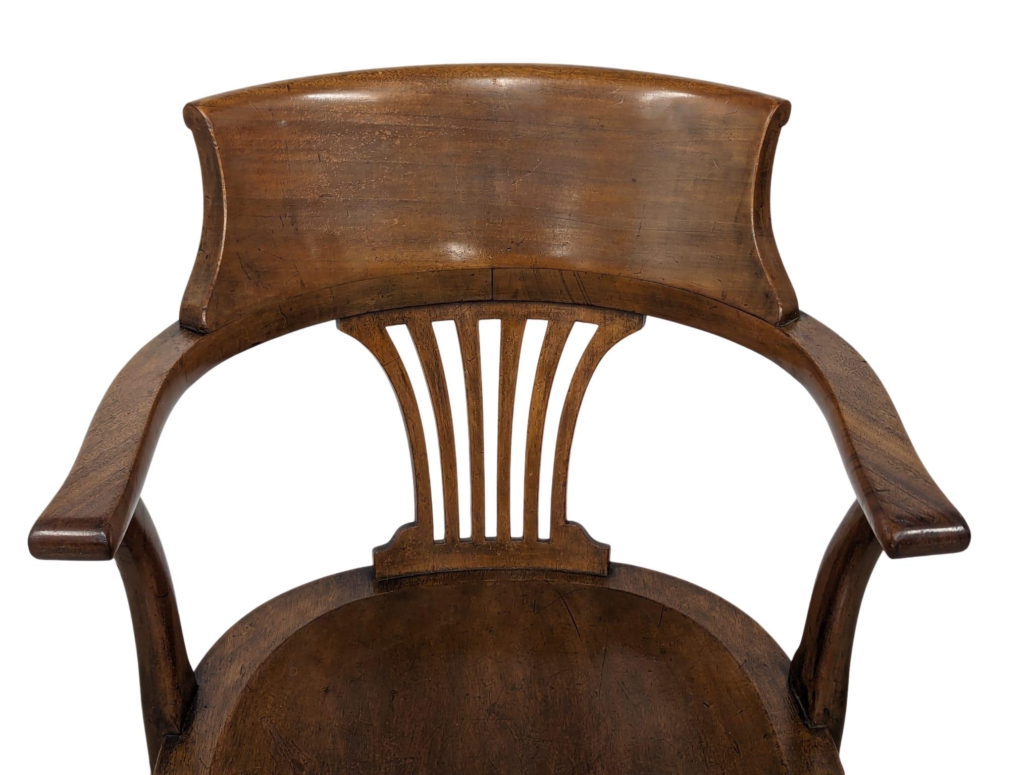 An Early 20th Century oak swivel desk chair. Circa 1900. - Image 5 of 5