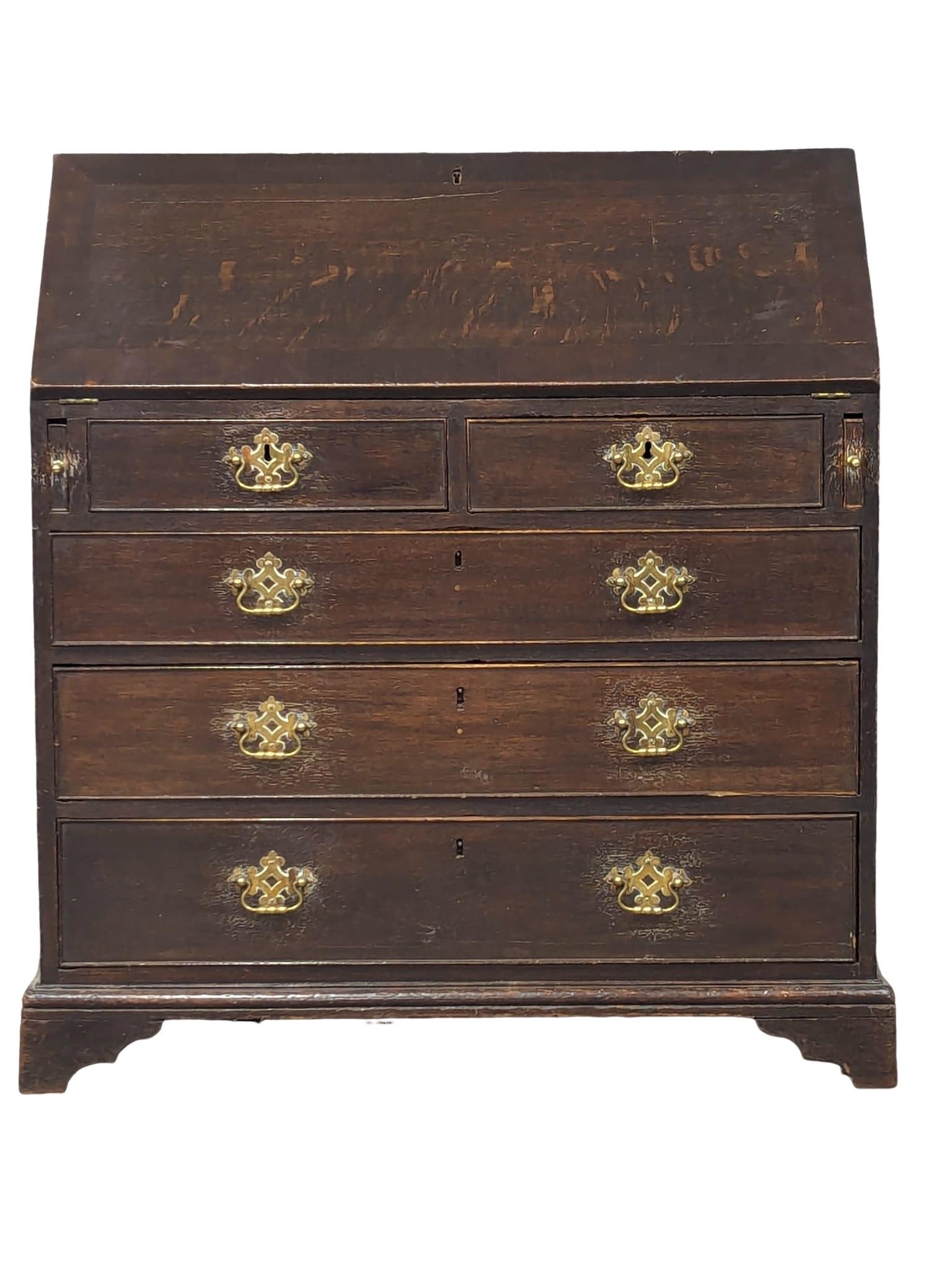 A George III oak writing bureau. Circa 1760-1780. 94x55x106cm