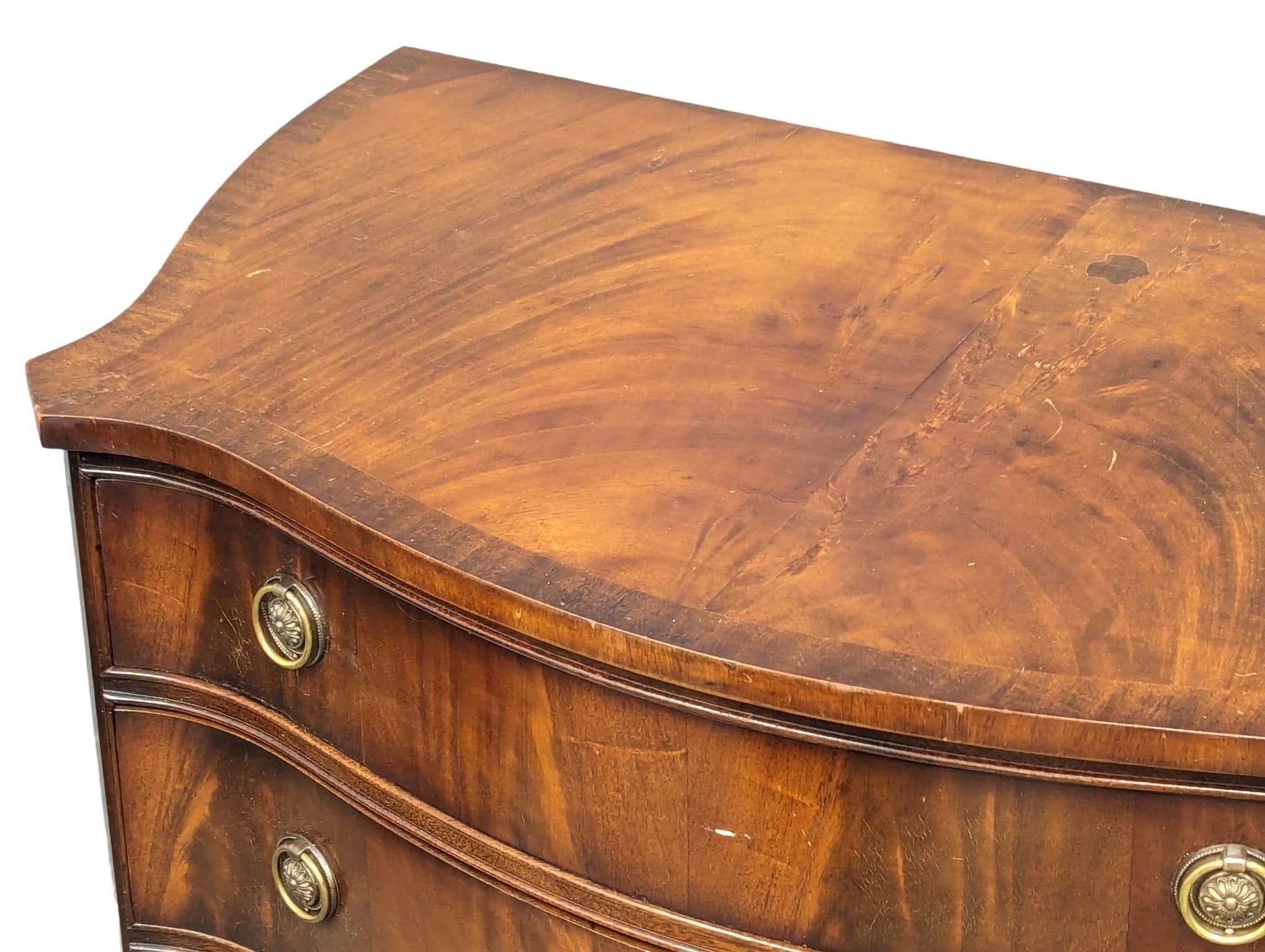 A George III style mahogany Serpentine front chest of drawers. 89x51x83.5cm - Image 4 of 7