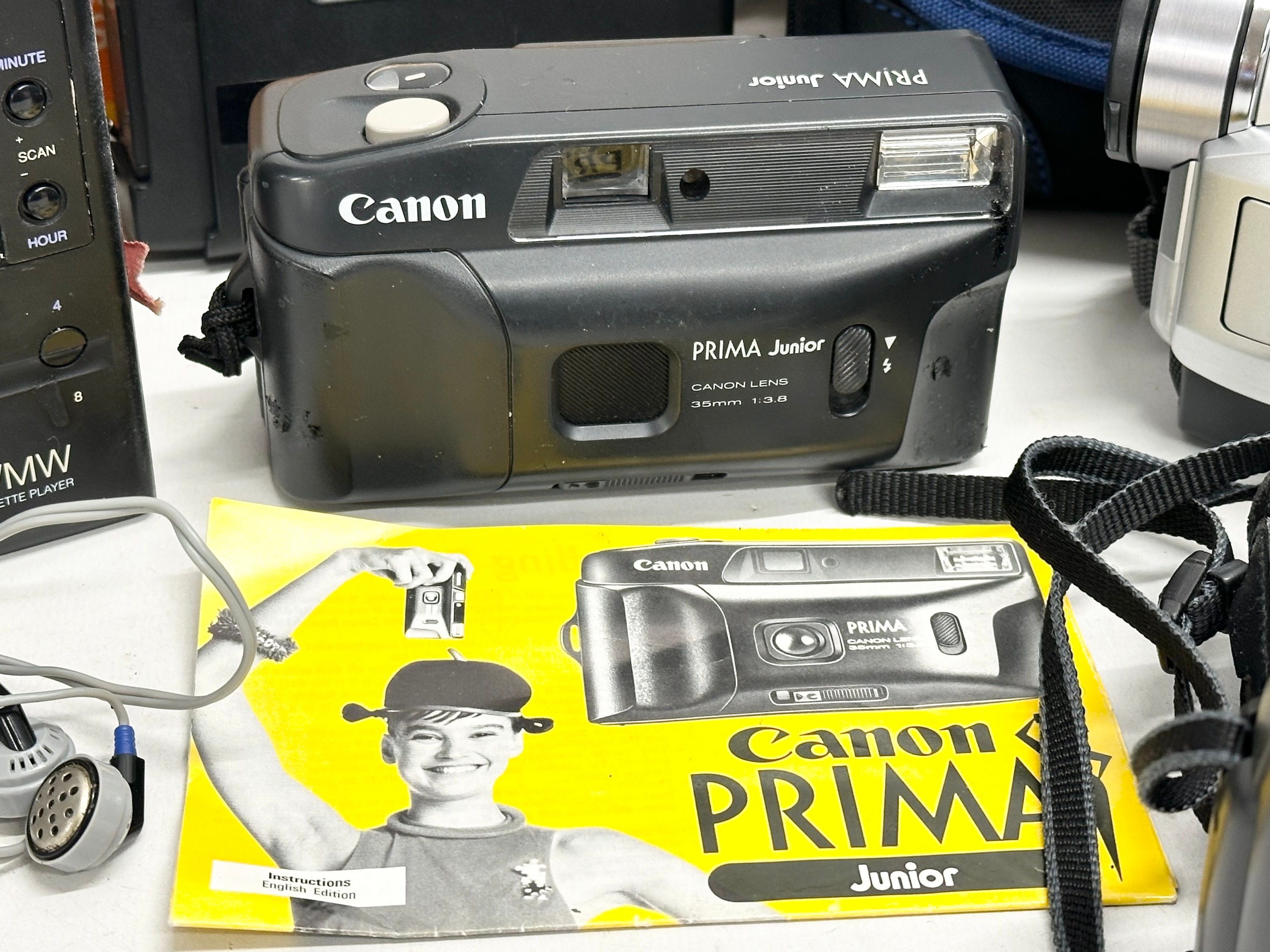 A collection of cameras and cassette player. A PSR 97 digital personal stereo radio cassette - Image 4 of 6
