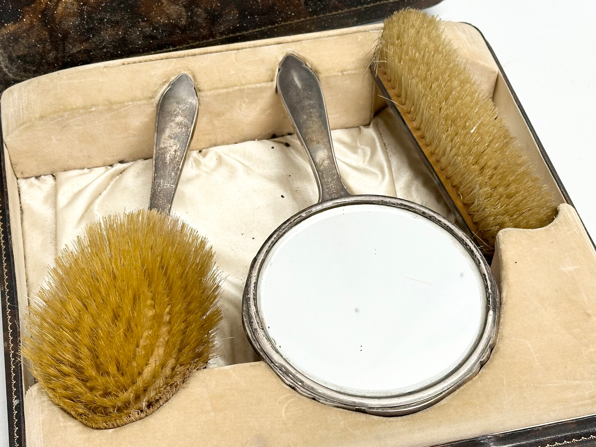 A silver vanity set with case. Birmingham. B&C. Late 19th/Early 20th Century. 31x30x7.5cm - Image 3 of 4