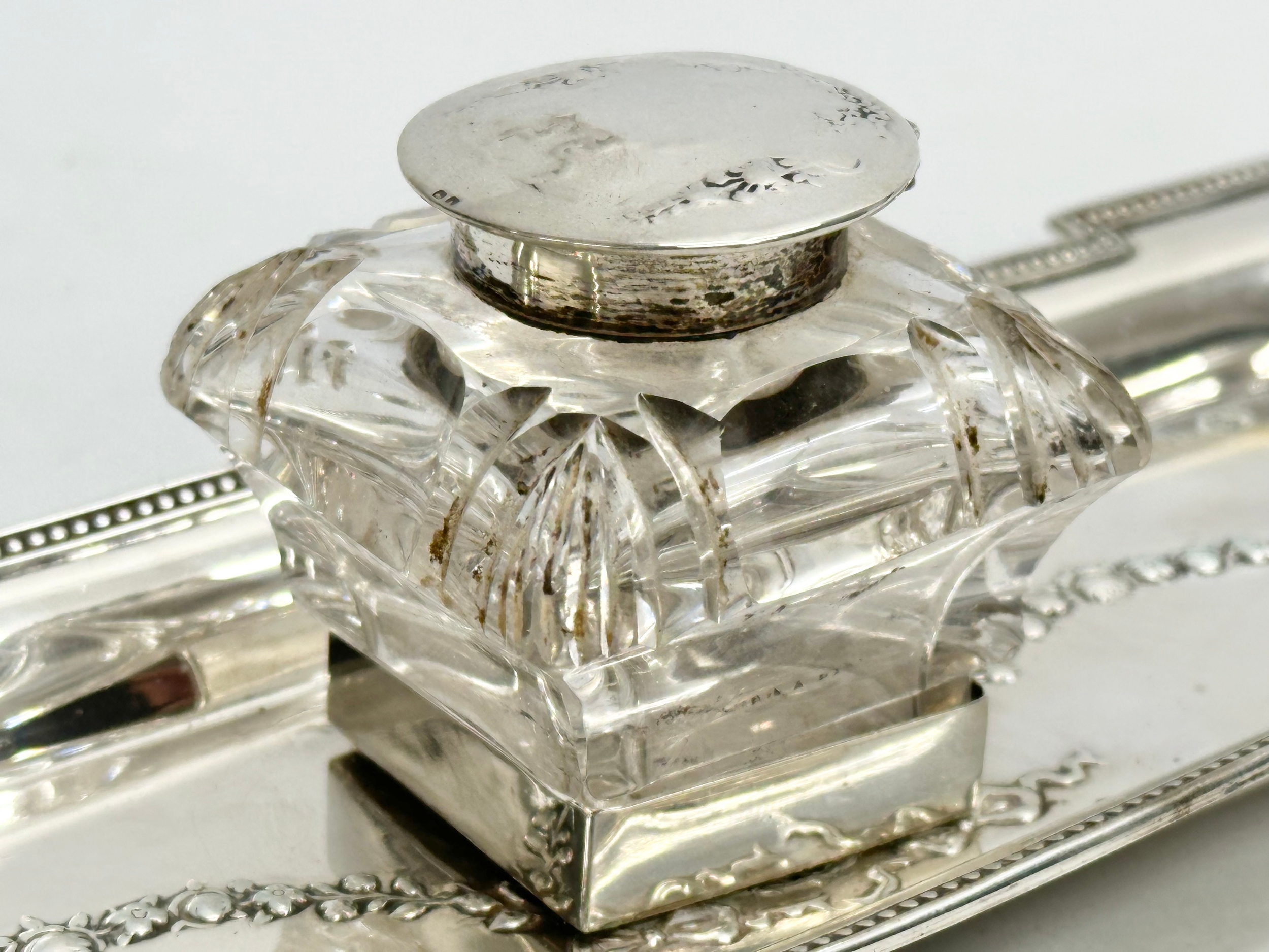 An Early 20th Century silver pen and ink stand. Birmingham 1910. Stand weighs 144.47 grams. 23cm - Image 5 of 5