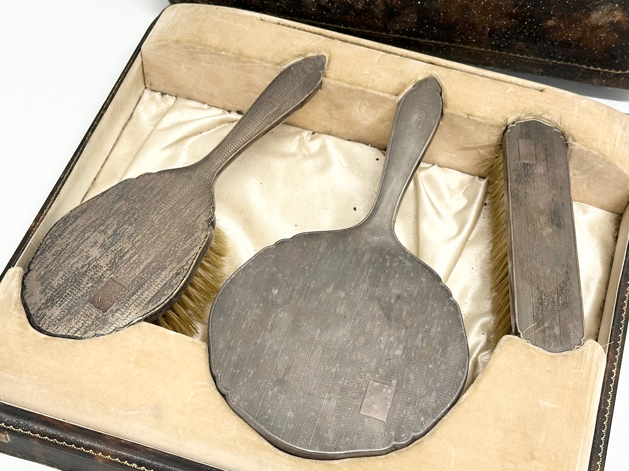 A silver vanity set with case. Birmingham. B&C. Late 19th/Early 20th Century. 31x30x7.5cm - Image 2 of 4