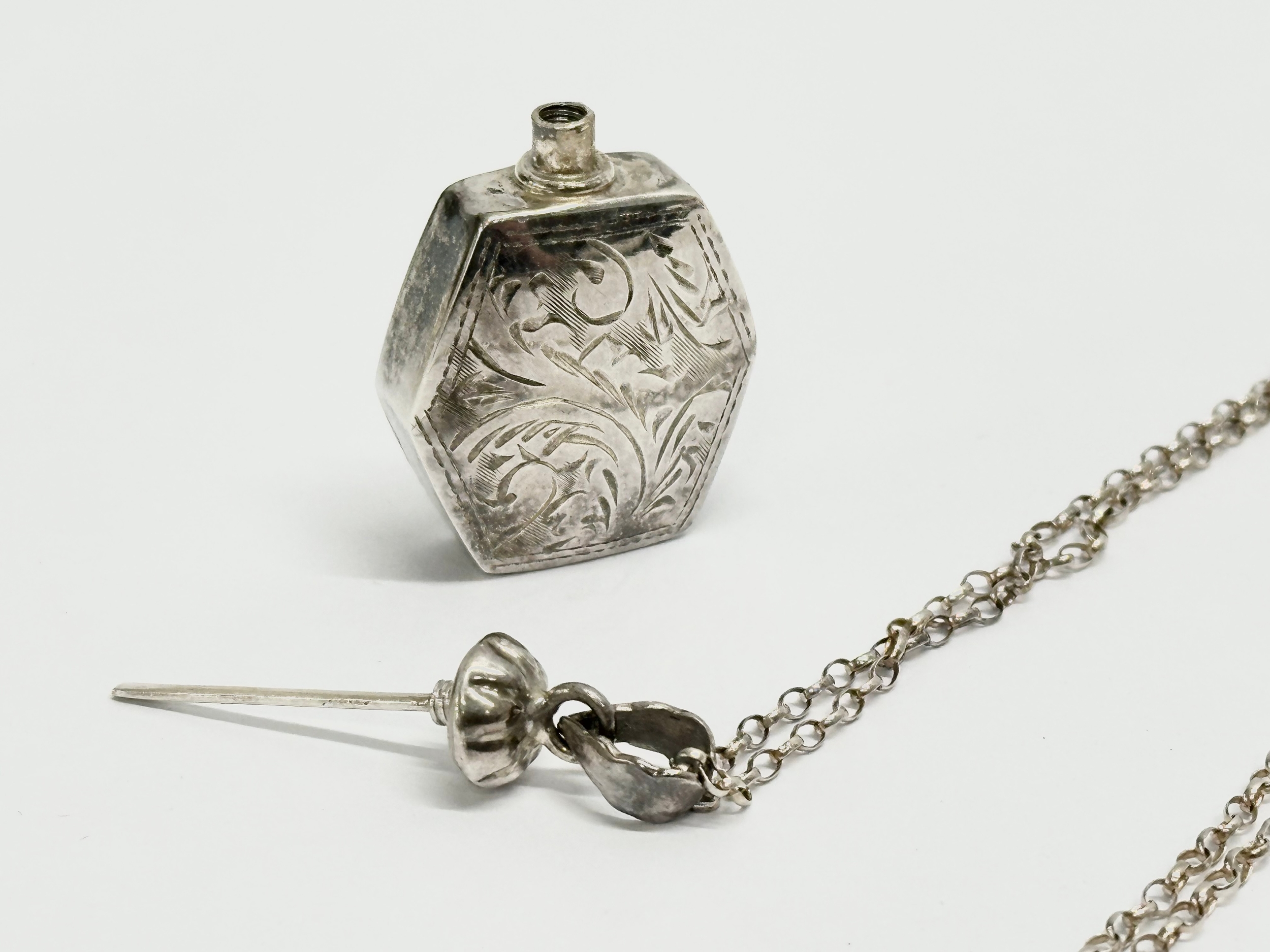 A silver scent bottle necklace. 11.76 grams. 38cm - Image 3 of 3