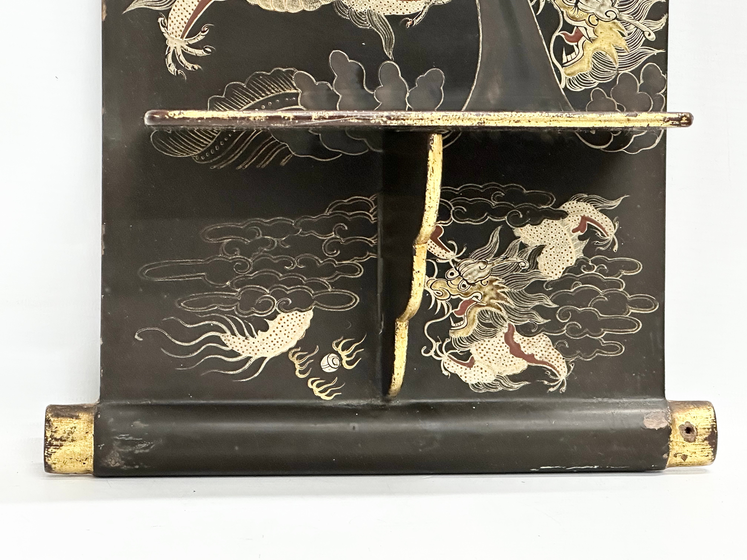 An Early 20th Century Japanese hand painted lacquered wall shelf. Circa 1900-1920. 25x56cm - Image 2 of 9