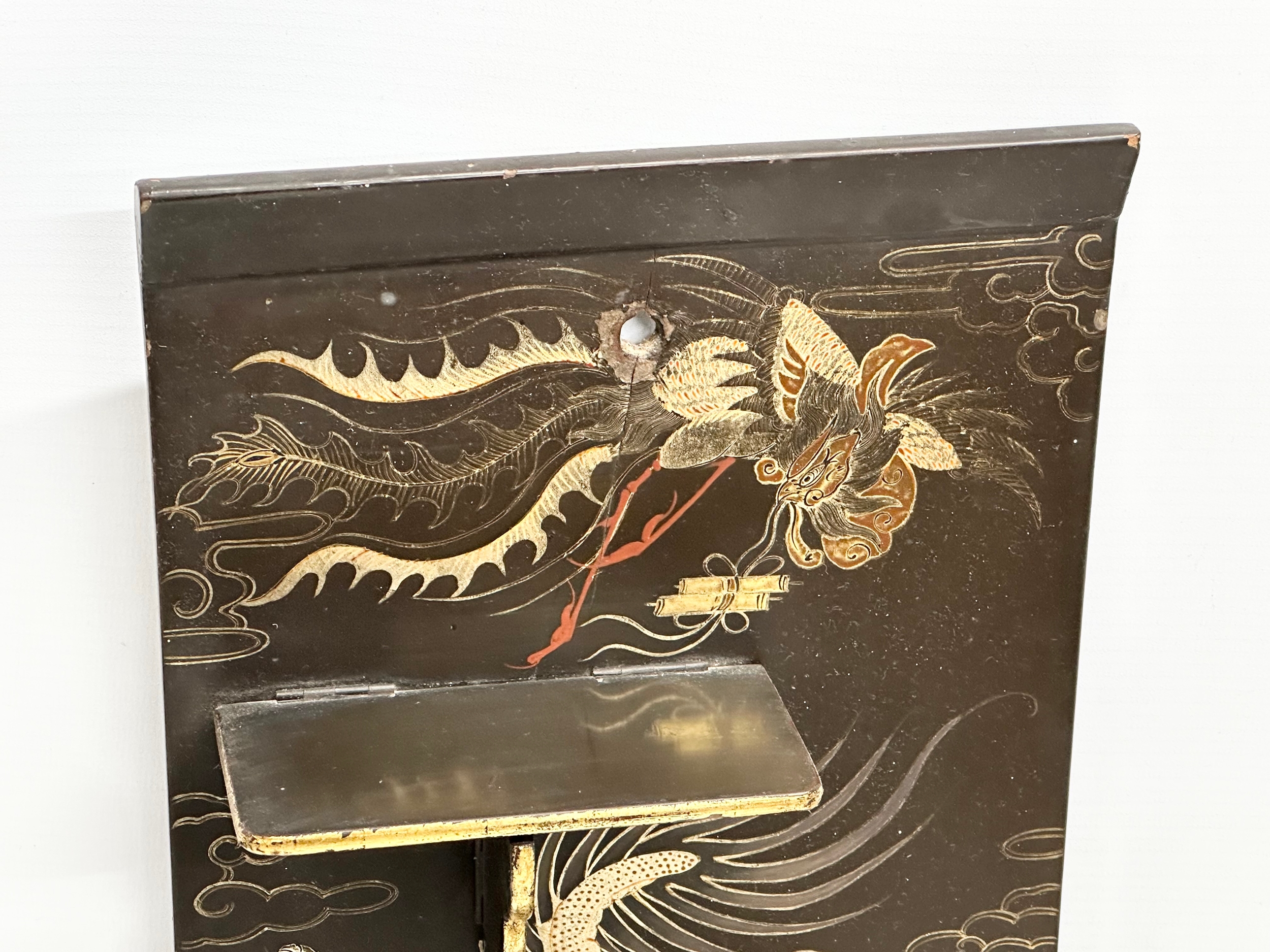 An Early 20th Century Japanese hand painted lacquered wall shelf. Circa 1900-1920. 25x56cm - Image 6 of 9