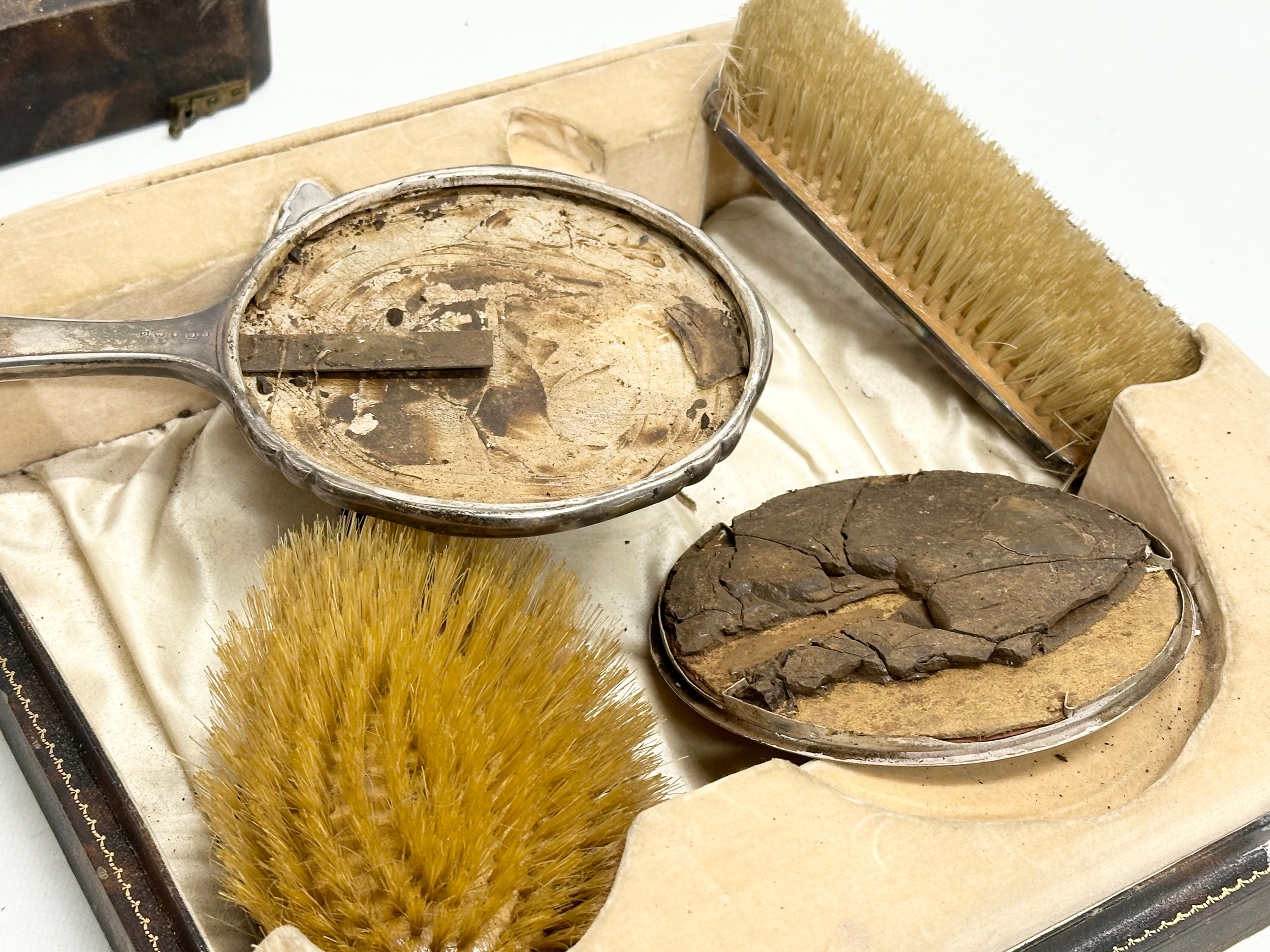 A silver vanity set with case. Birmingham. B&C. Late 19th/Early 20th Century. 31x30x7.5cm - Image 4 of 4