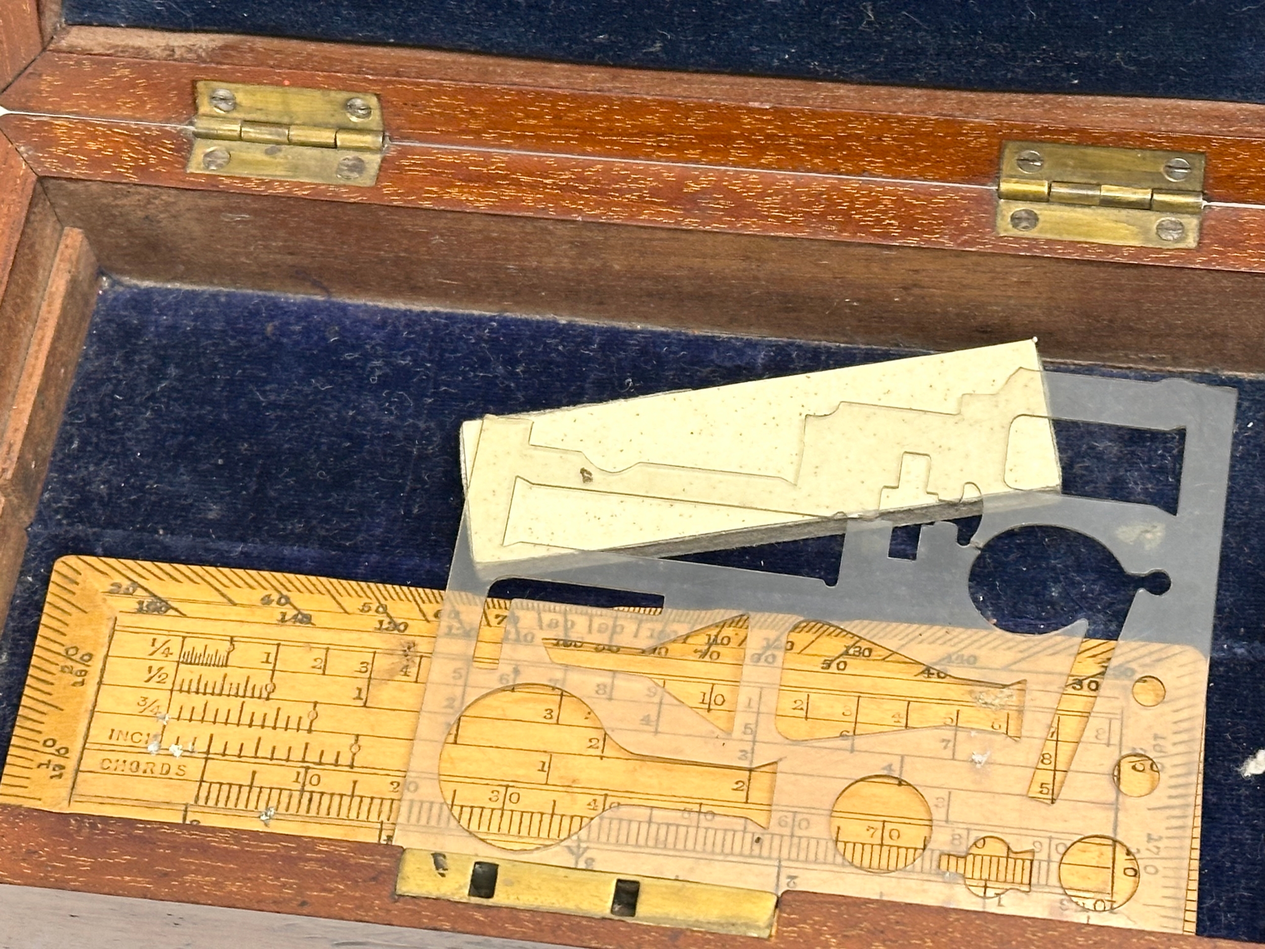 A Late 19th Century Elliot Brothers bone and brass draughtsman’s set in mahogany case. 19.5x11x4.5cm - Image 5 of 8