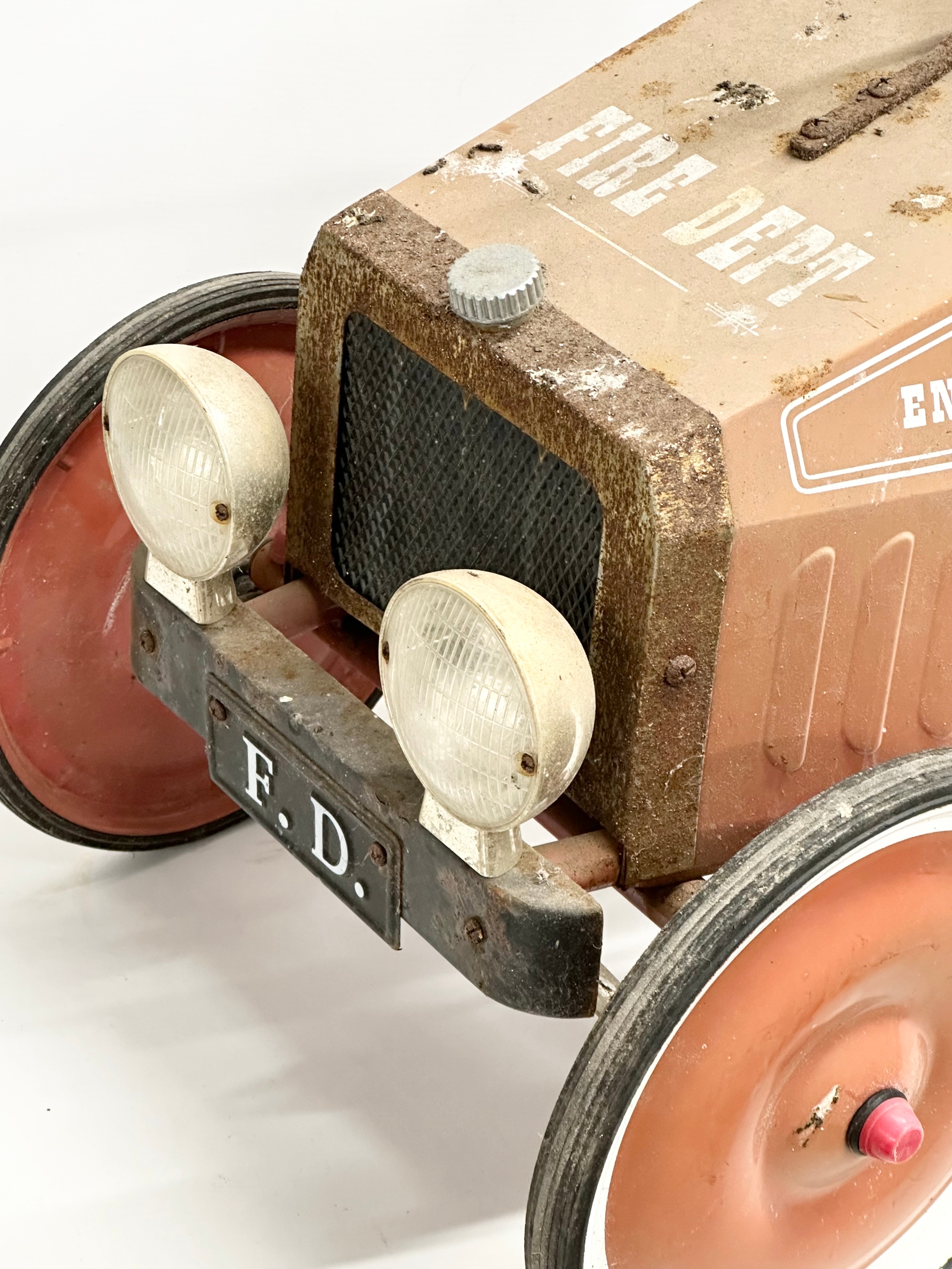 A child’s tin plate fire truck peddle car. 97cm - Image 2 of 6