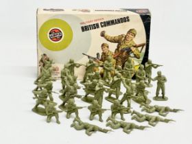 A vintage Airfix Military Series British Commandos. 29 pieces.