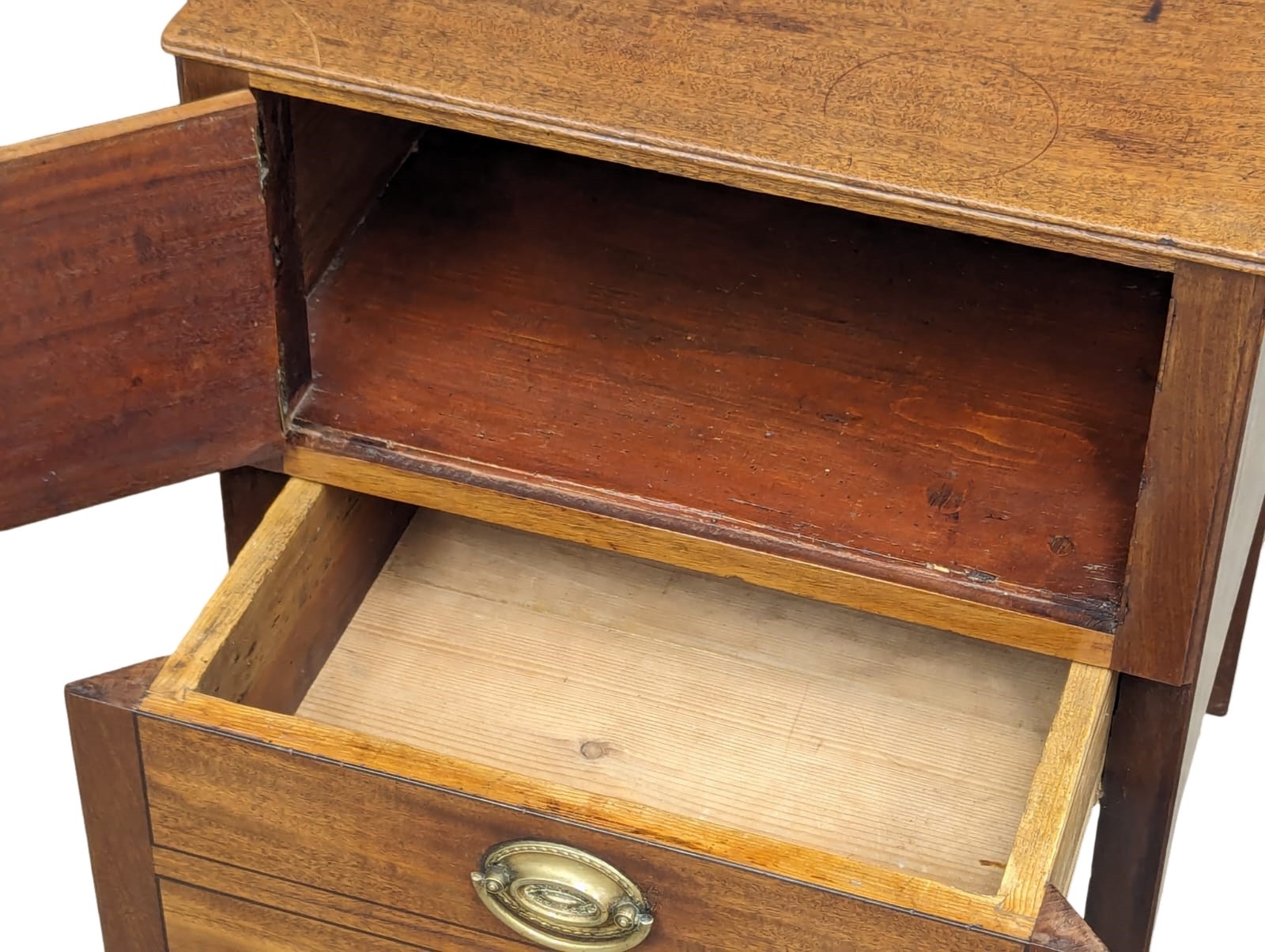 A George III mahogany pot cupboard/bedside cabinet. 48.5x45x65cm - Image 2 of 4