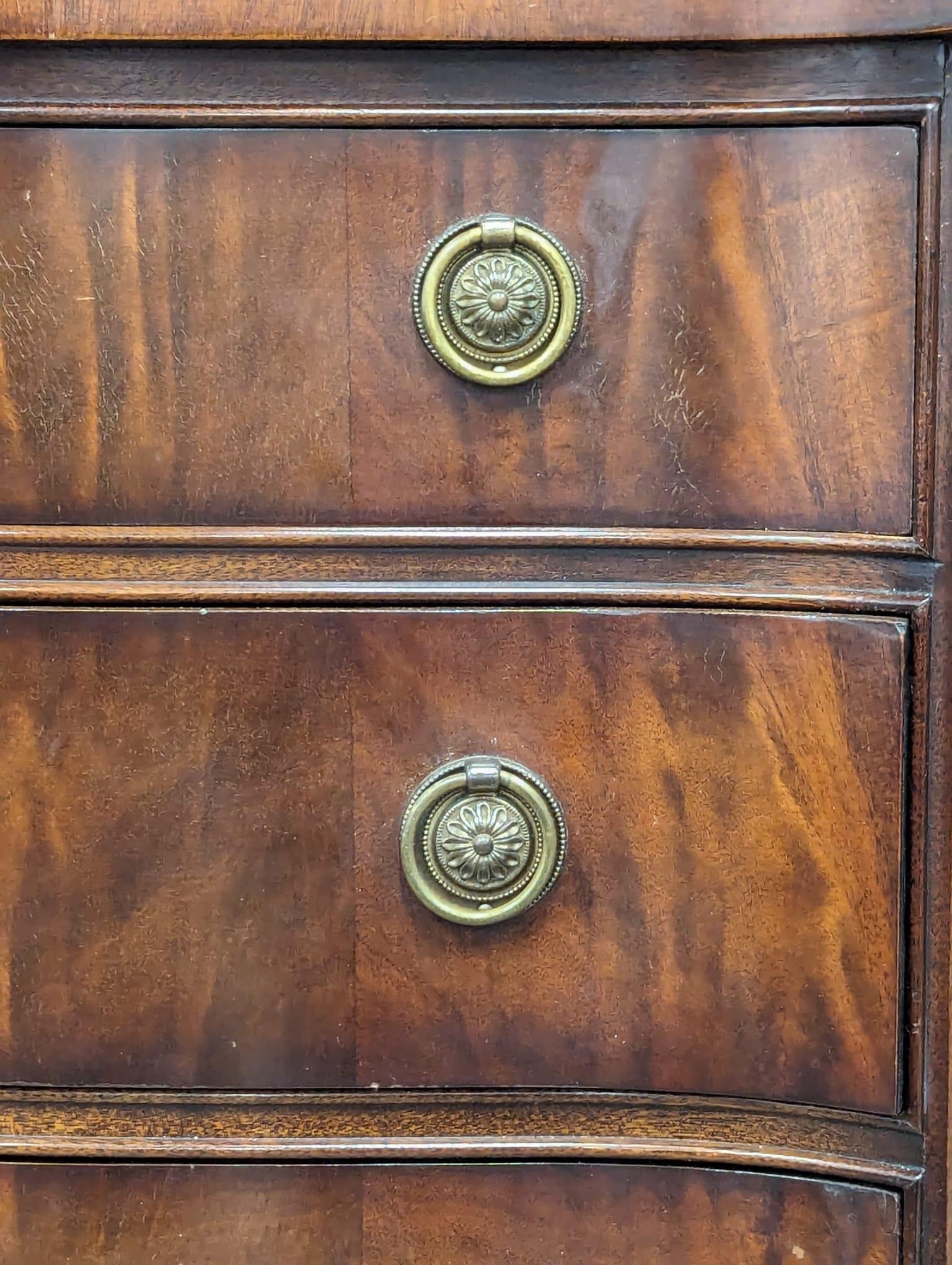 A George III style mahogany Serpentine front chest of drawers. 89x51x83.5cm - Image 2 of 7