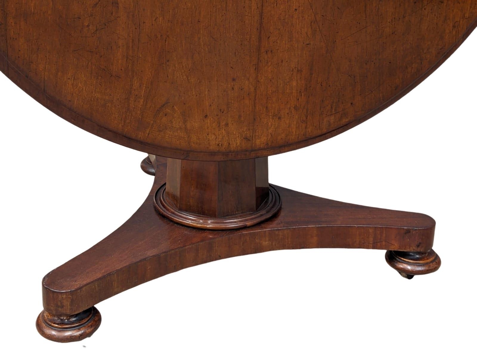 A William IV mahogany breakfast table. Circa 1830s. 106x72.5cm - Bild 3 aus 7