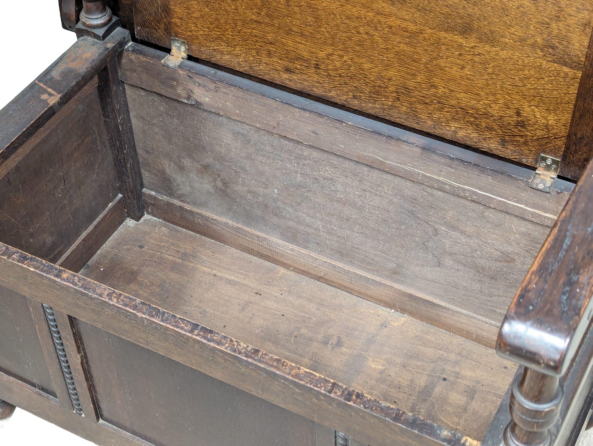 A 19th Century Victorian oak combination hall bench / table. Table measures 99x61x74cm - Bild 3 aus 7