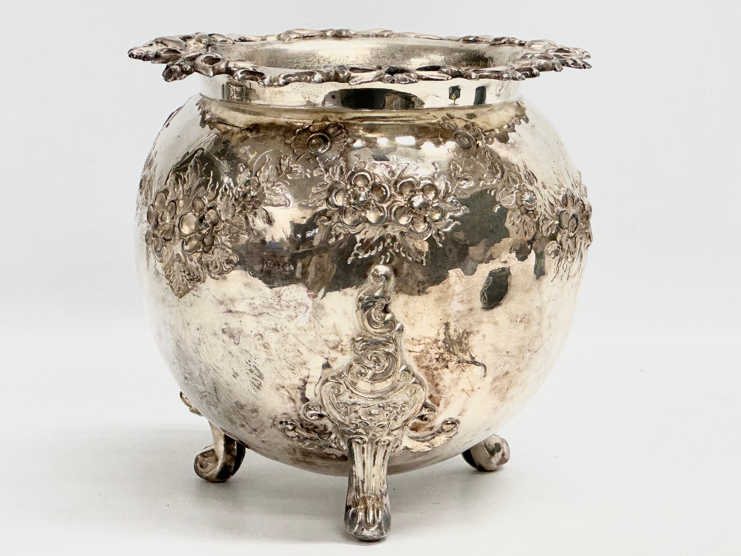 An Irish Late 19th Century silver plated jardiniere by Riddels LTD, Belfast. 18x18x18cm - Image 3 of 5