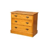 A Late Victorian Satin Birch chest of drawers. Circa 1900. 91x47.5x79cm