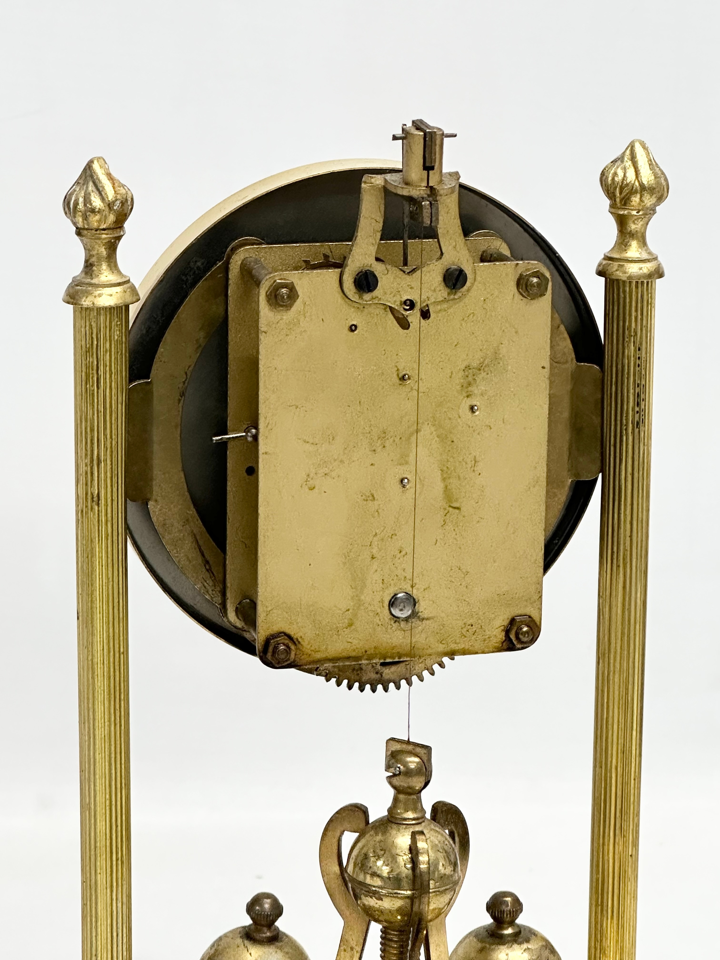 An Early/Mid 20th Century brass anniversary clock with key. 18x26cm - Image 5 of 5
