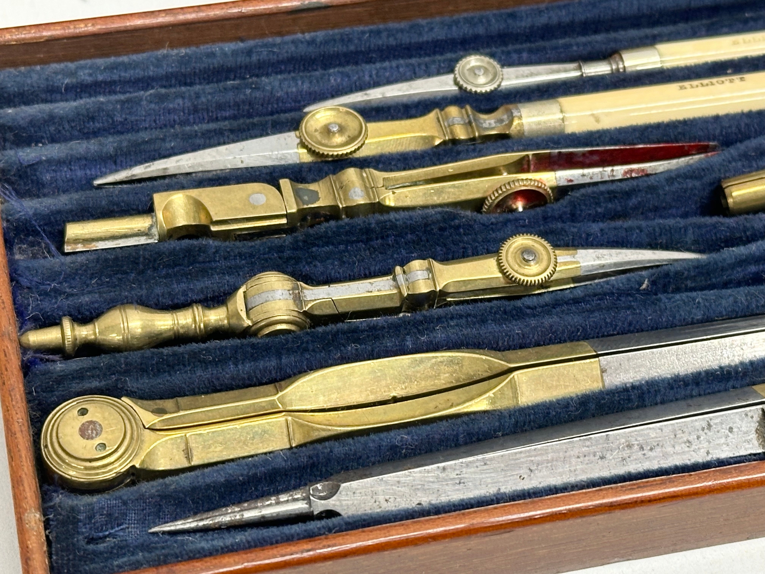 A Late 19th Century Elliot Brothers bone and brass draughtsman’s set in mahogany case. 19.5x11x4.5cm - Image 4 of 8