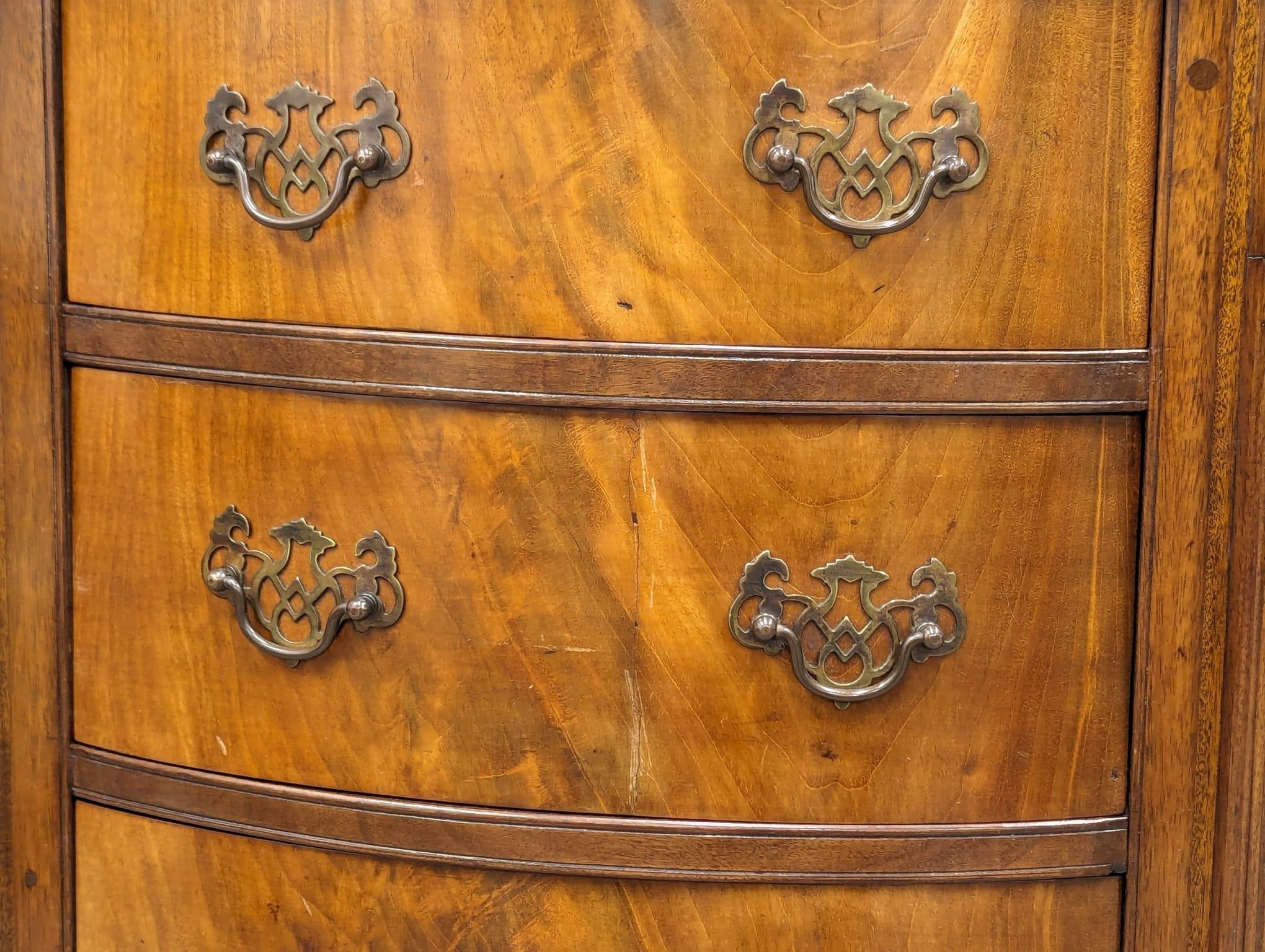 A vintage Georgian style mahogany Serpentine front chest of drawers. 50x51x78cm - Image 3 of 5