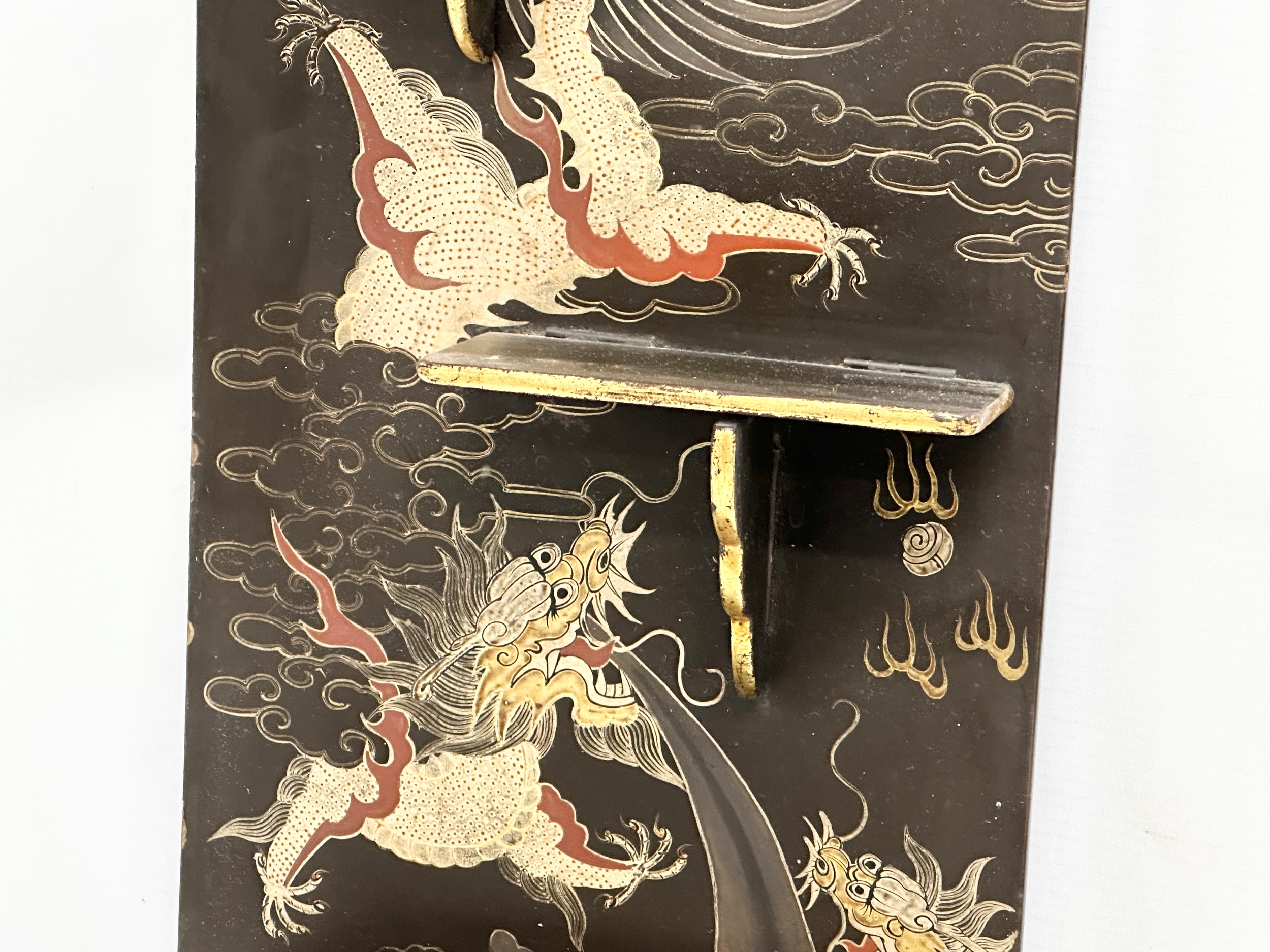 An Early 20th Century Japanese hand painted lacquered wall shelf. Circa 1900-1920. 25x56cm - Image 7 of 9