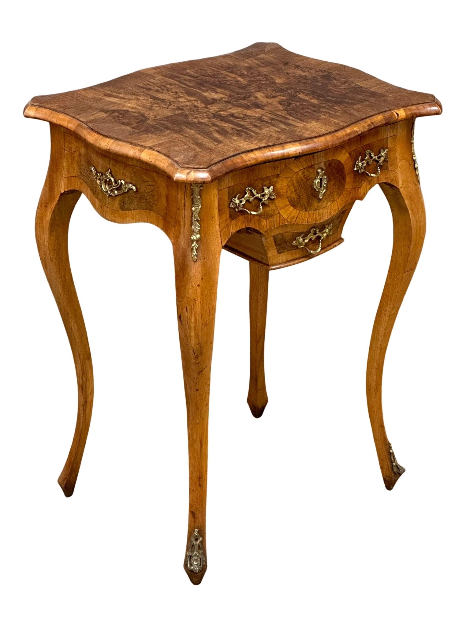 A good quality late 19th century French walnut work table/ side table with brass ormolu mounts. - Bild 5 aus 7