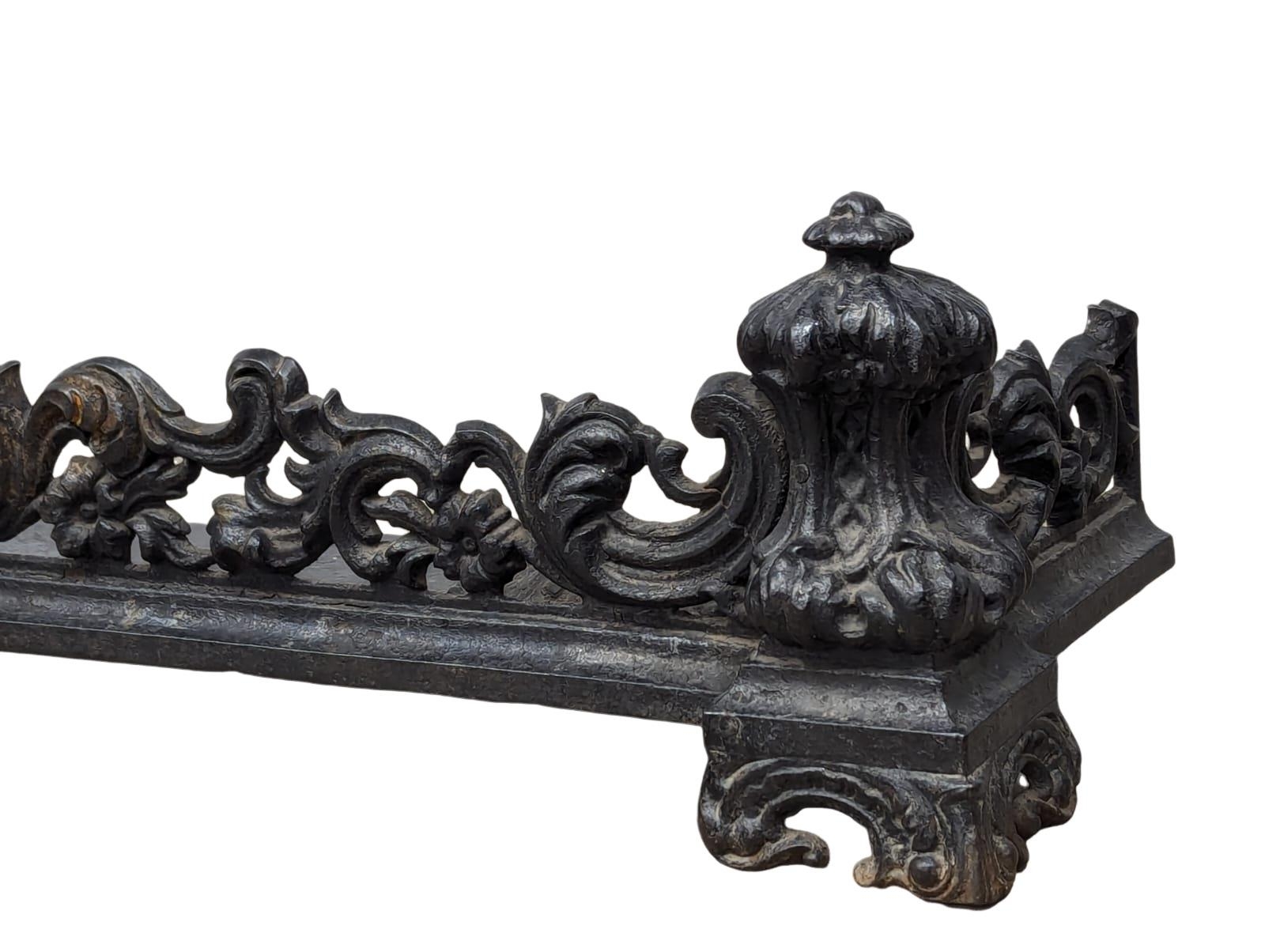 A Victorian cast iron fender. 141x29x25cm - Image 2 of 3