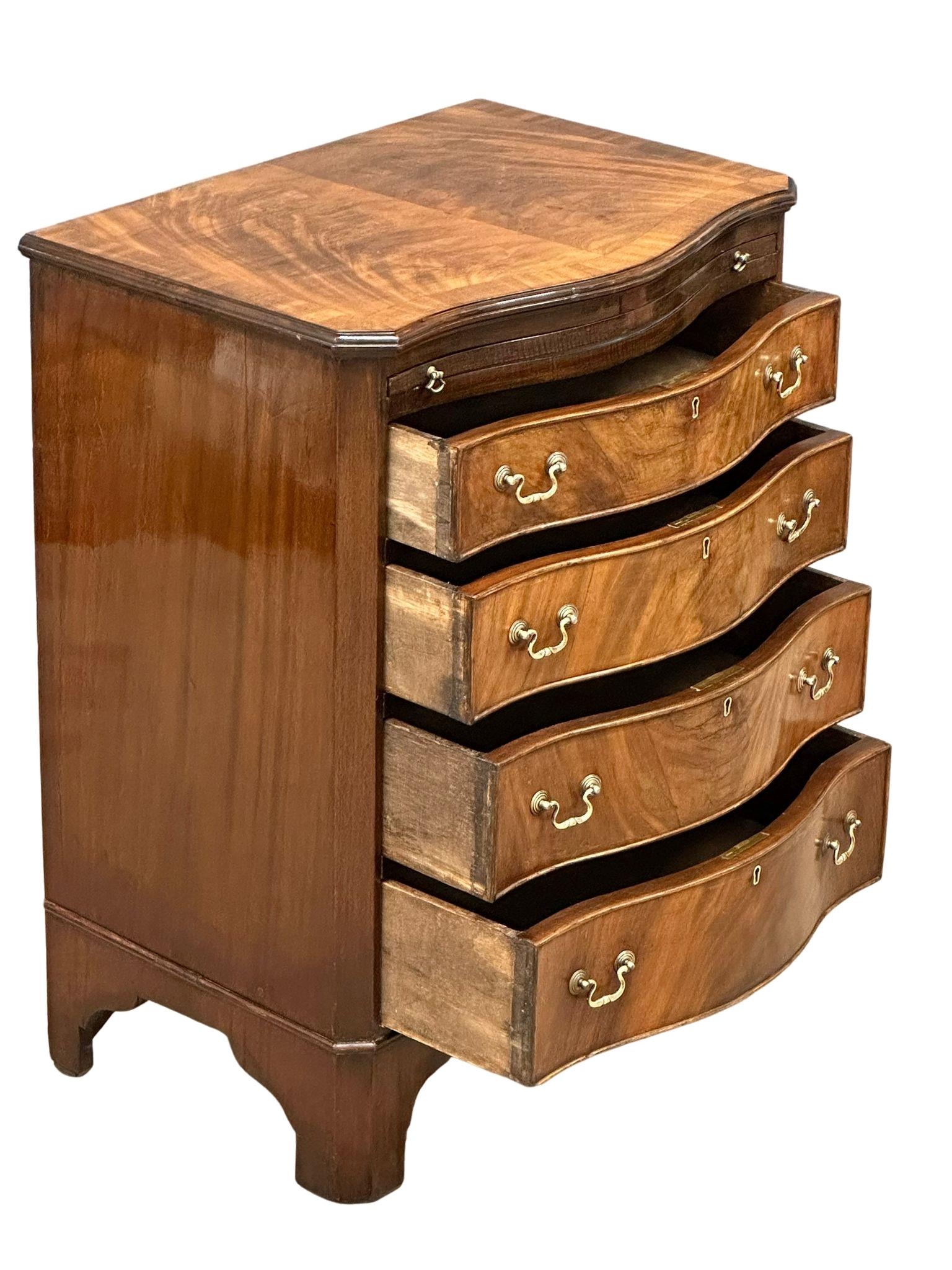 An Early 20th Century Chippendale Revival mahogany bachelors chest of drawers. 62x45x82cm - Image 3 of 6